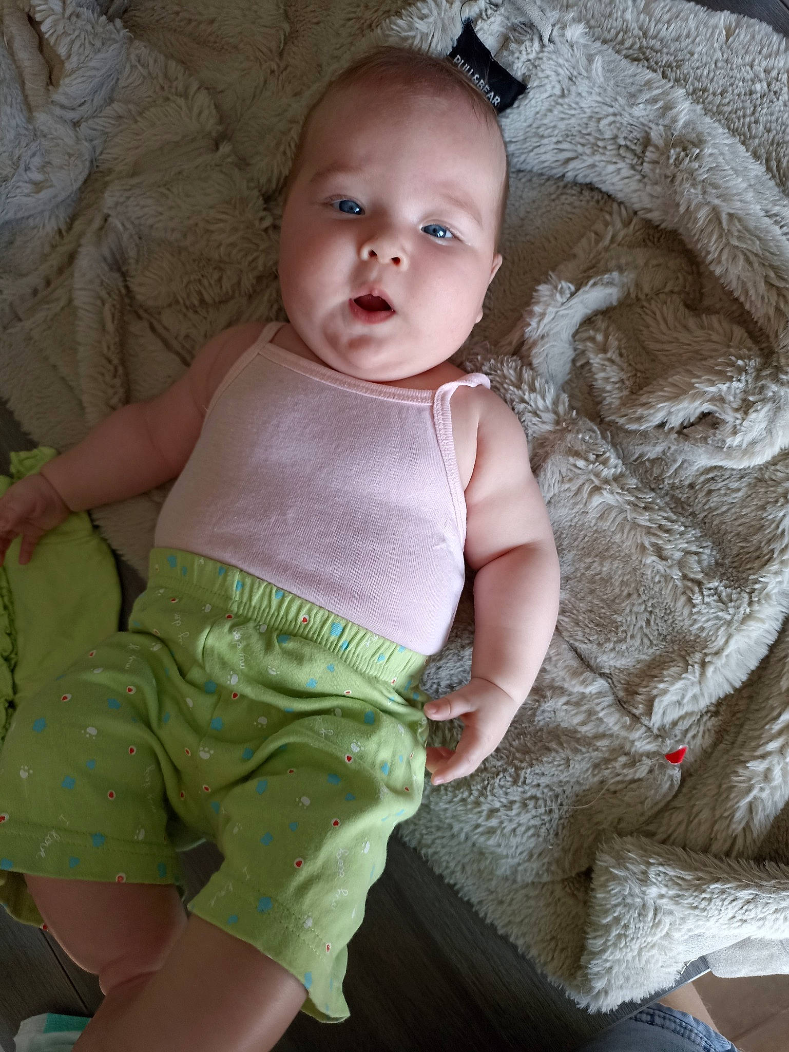 Victorine participe au concours pour gagner de l'argent avec cette photo : baby, baby_toddler_clothing, cheek, child, eye, face, finger, hand, head, human_body, iris, neck, person, pink, skin, sleeve, standing, stomach, t_shirt, textile