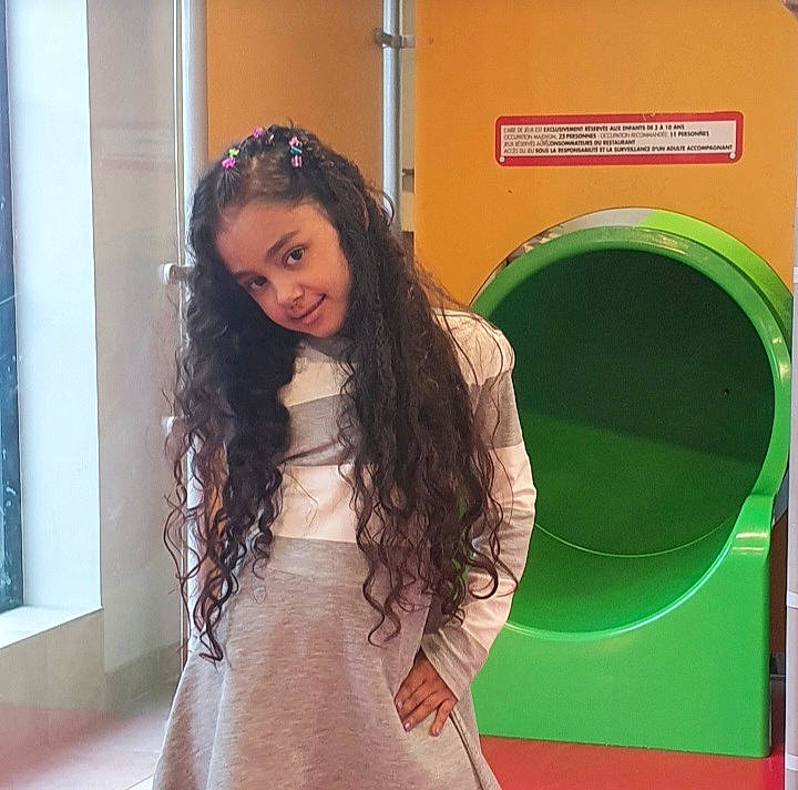 Karoline participe au concours pour gagner de l'argent avec cette photo : beauty, dress, electric_blue, event, eyewear, fashion_design, fashion_model, formal_wear, hair, happy, jewellery, joy, long_hair, person, photograph, shoulder, sleeve, smile, thigh, trunk