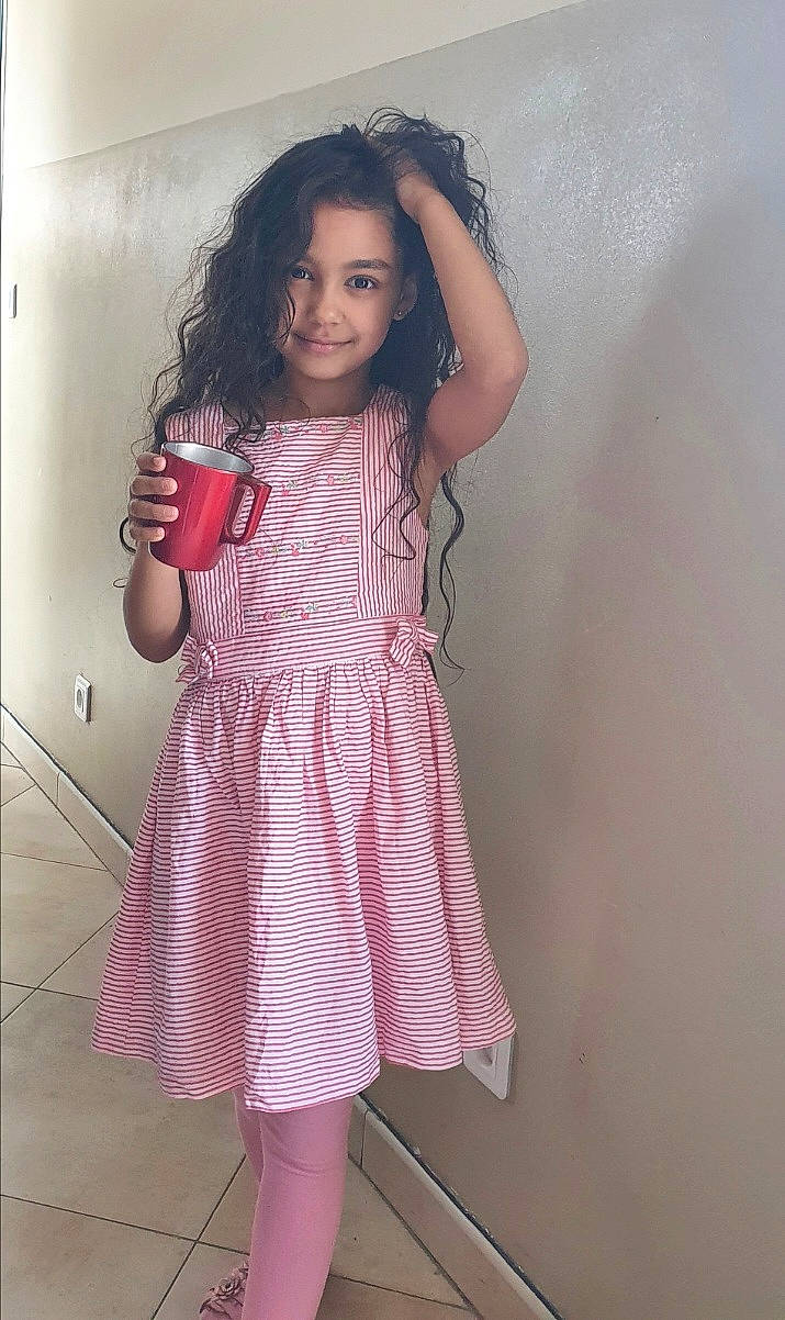 Karoline a rejoint le concours — aidez-le/la à gagner de superbes lots ! arm, day_dress, dress, fashion_design, joint, joy, lip, long_hair, magenta, neck, one_piece_garment, outerwear, pattern, person, pink, purple, shoulder, sleeve, standing, textile