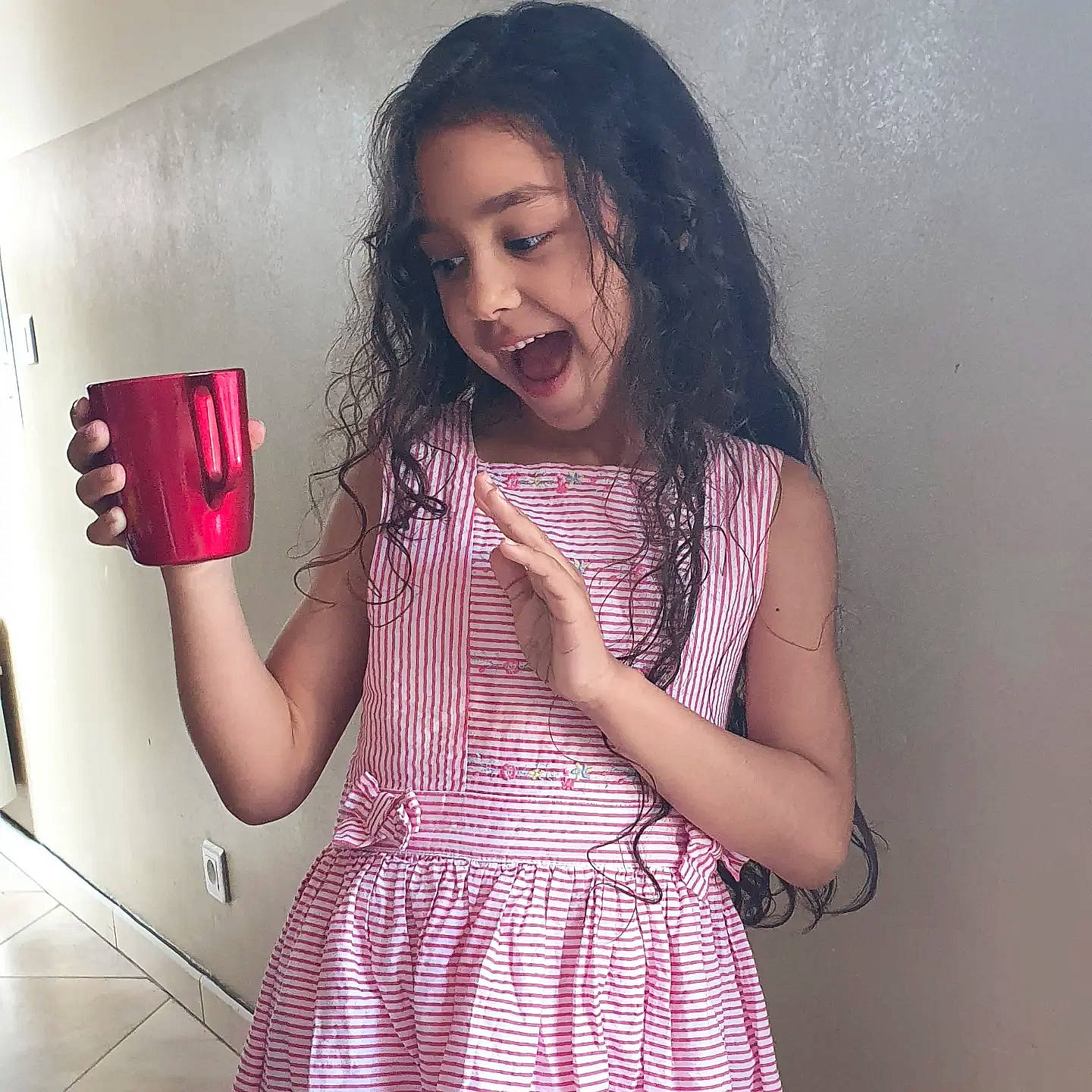 Karoline a rejoint le concours — aidez-le/la à gagner de superbes lots ! cool, day_dress, elbow, eyelash, fashion_design, finger, flash_photography, gesture, hair, happy, lip, neck, person, pink, shoulder, skin, sleeve, smile, thumb, waist