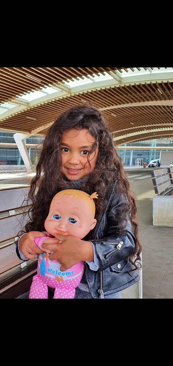 Karoline participe au concours pour gagner de l'argent avec cette photo : baby, brown_hair, child, cool, face, flash_photography, fun, gesture, happy, iris, joy, leisure, lip, mammal, organ, person, skin, smile, stuffed_toy, toddler