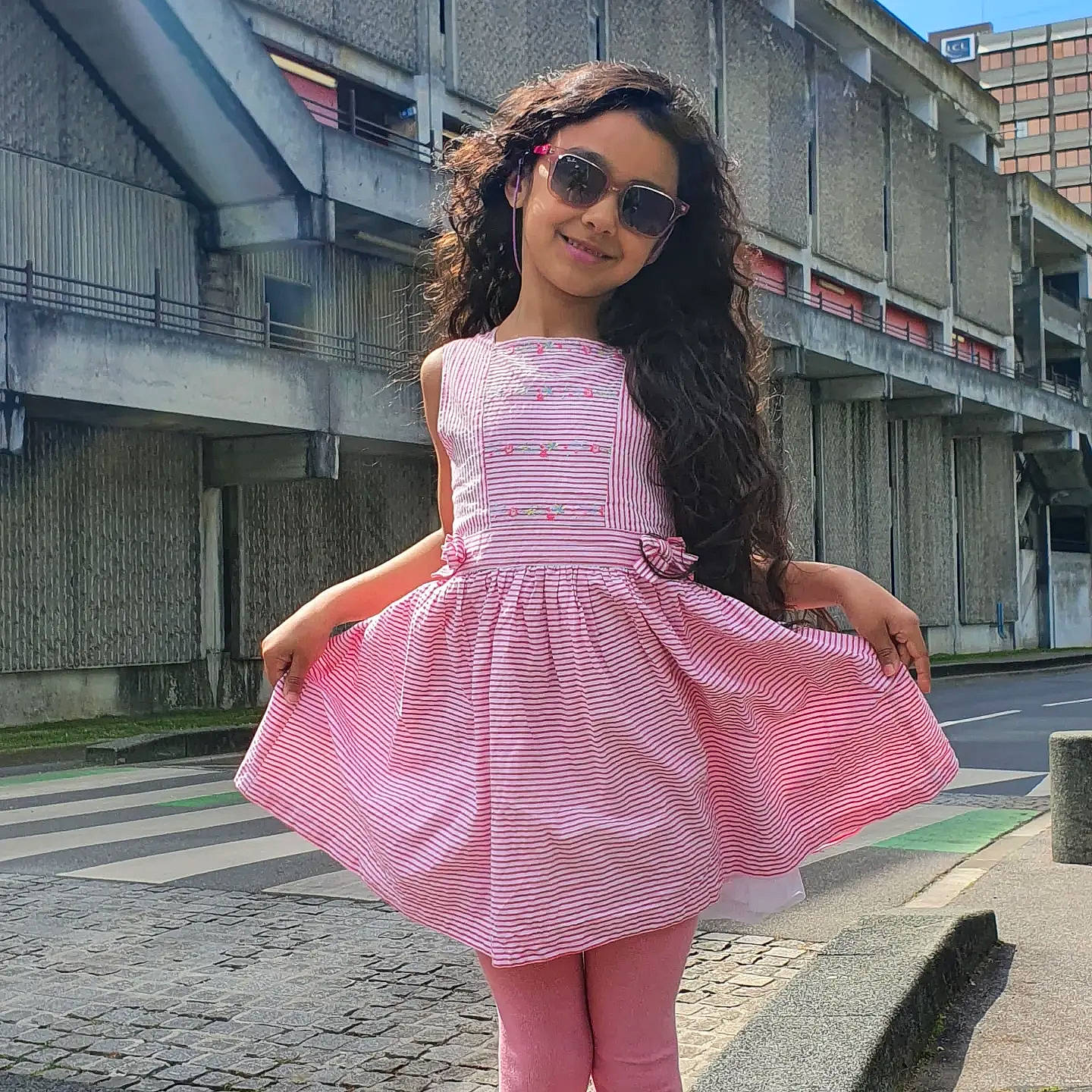 Karoline participe au concours pour gagner de l'argent avec cette photo : cool, day_dress, dress, eyewear, fashion_design, goggles, hairstyle, headgear, joy, lip, magenta, neck, one_piece_garment, outerwear, person, pink, shoulder, sleeve, sunglasses, thigh