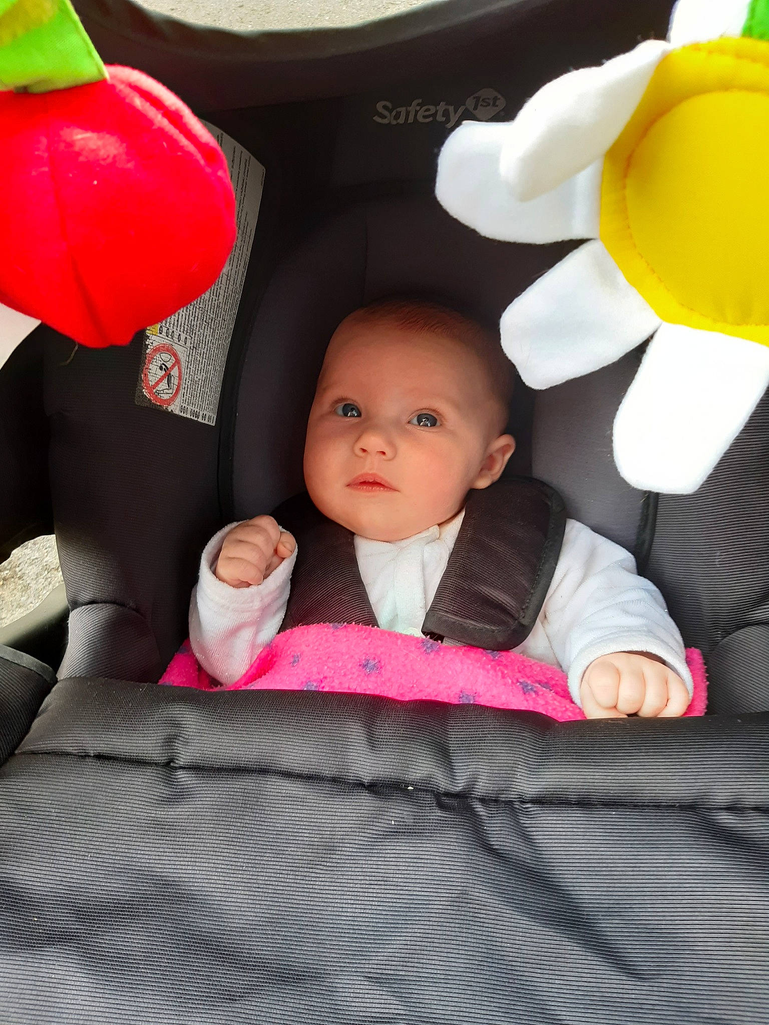 Kézya a rejoint le concours — aidez-le/la à gagner de superbes lots ! baby, child, fun, happy, leisure, person, pink, play, product, red, skin, smile, toddler