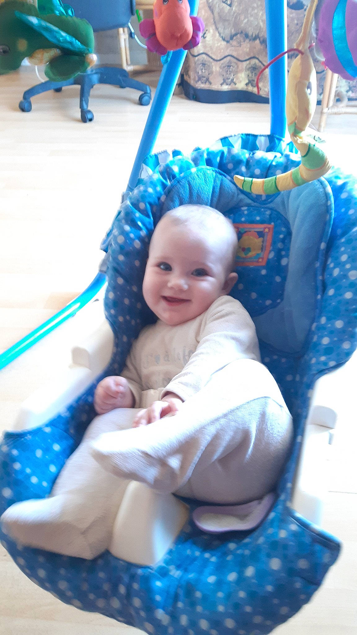 Kézya a rejoint le concours — aidez-le/la à gagner de superbes lots ! baby, baby_products, child, fun, happy, joy, leisure, outdoor_play_equipment, person, play, product, recreation, smile, swing, toddler, vacation