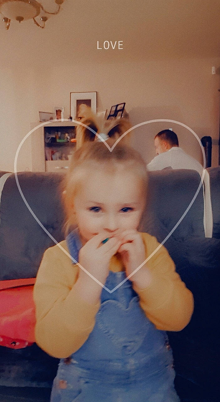 Tressia participe au concours pour gagner de l'argent avec cette photo : arm, baby, baby_toddler_clothing, cheek, child, ear, eyelash, fun, gesture, hairstyle, happy, human_body, iris, jaw, mouth, nose, person, shoulder, skin, thumb