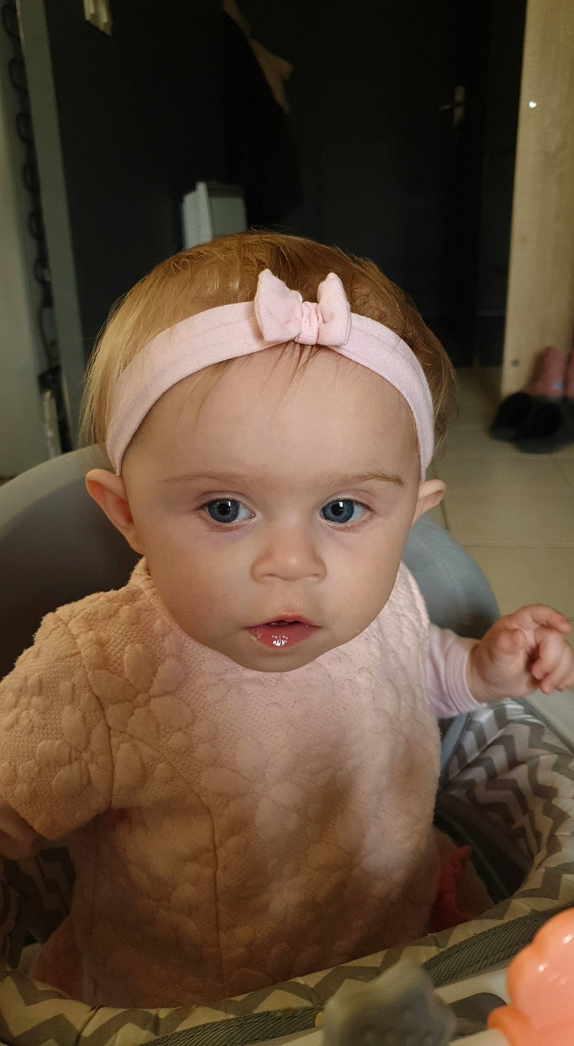 Alexia participe au concours pour gagner de l'argent avec cette photo : baby, baby_toddler_clothing, cheek, chin, dress, ear, eye, eyebrow, eyelash, face, forehead, gesture, head, headgear, iris, lip, mouth, nose, person, skin