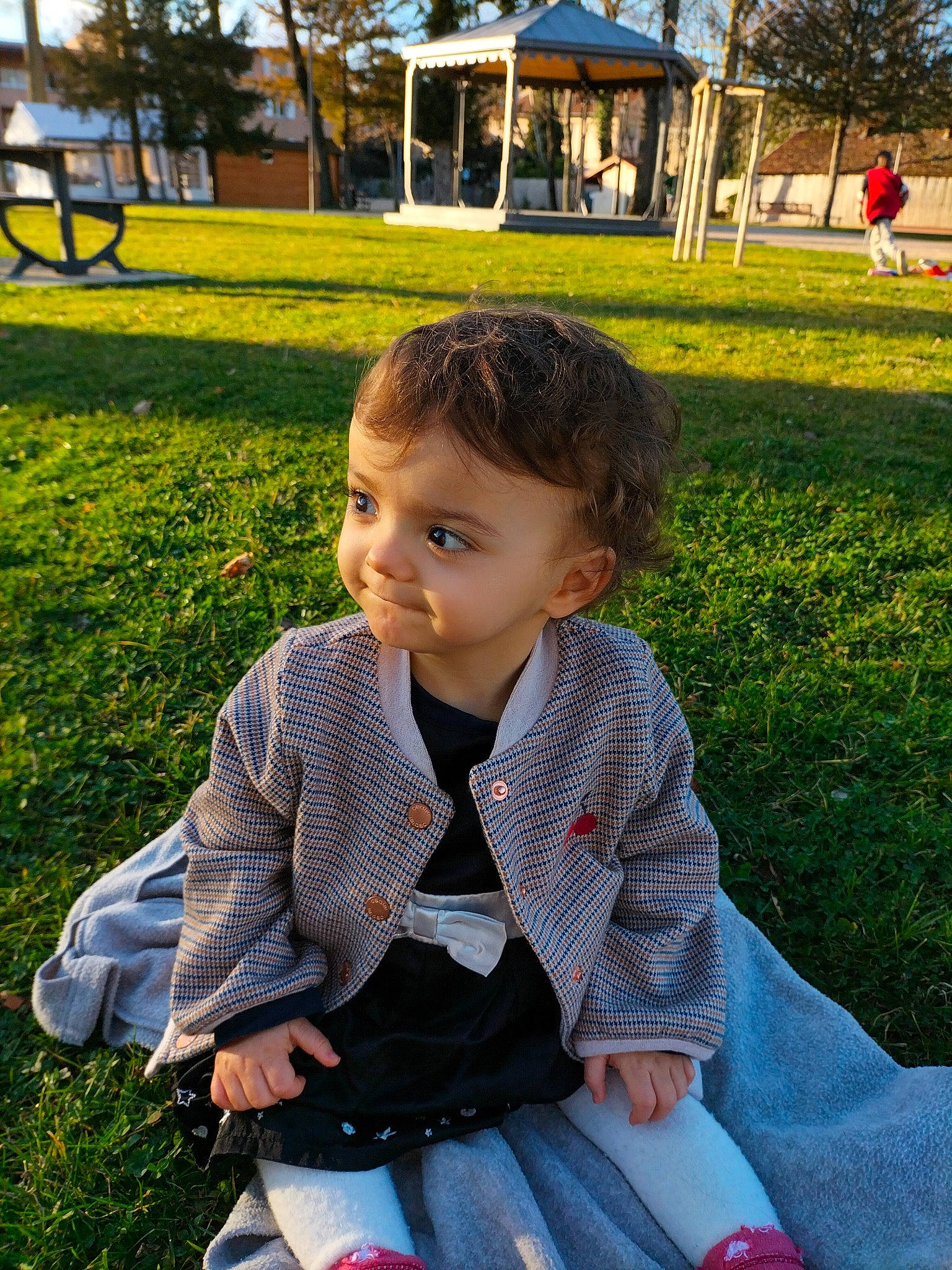 Emilie participe au concours pour gagner de l'argent avec cette photo : baby, baby_toddler_clothing, child, fun, grass, grassland, happy, lawn, leaf, leisure, people_in_nature, person, plaid, plant, public_space, recreation, sitting, spring, tartan, toddler