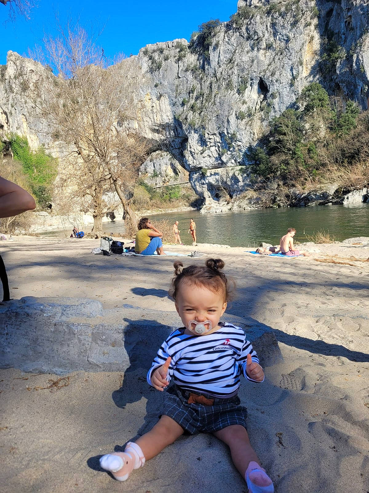 Emilie participe au concours pour gagner de l'argent avec cette photo : azure, baby, baby_toddler_clothing, beauty, blue, fun, hill, landscape, leisure, morning, mountain, mountain_range, person, recreation, sky, summer, toddler, travel, tree, valley