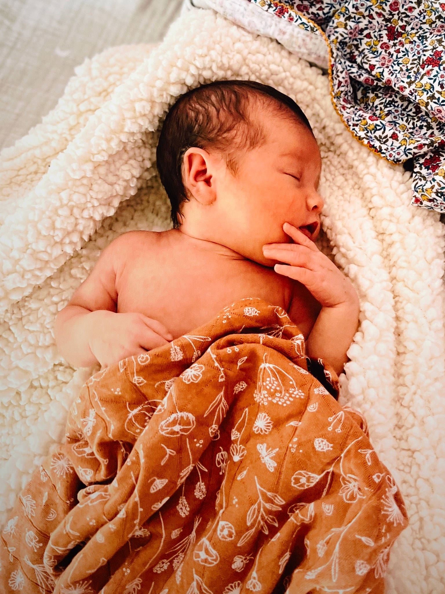 Jude a rejoint le concours — aidez-le/la à gagner de superbes lots ! abdomen, arm, baby, baby_toddler_clothing, beauty, child, comfort, event, fashion_accessory, finger, fur, hand, happy, linens, pattern, peach, person, pink, skin, textile