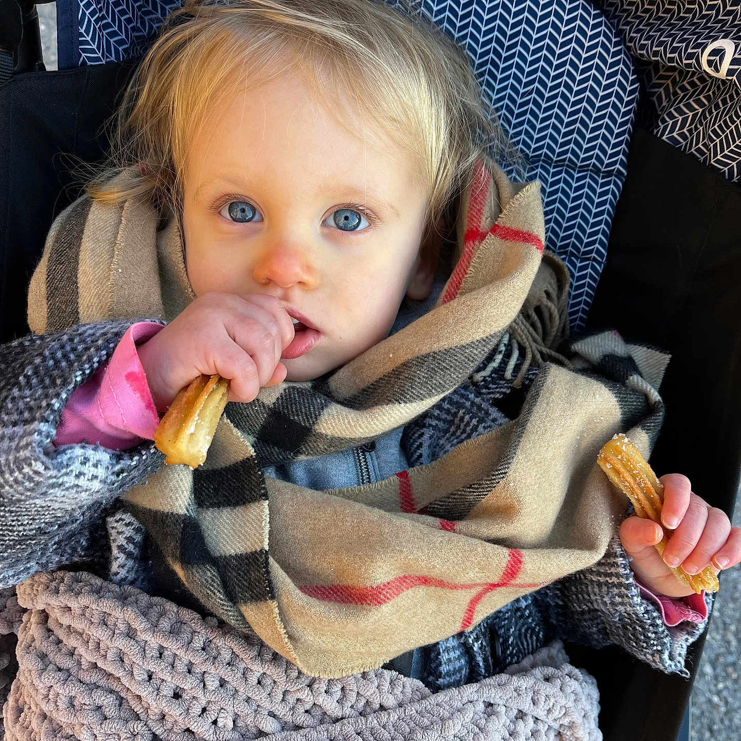 Loum a rejoint le concours — aidez-le/la à gagner de superbes lots ! baby, blanket, bodypart, bread, clothing, couch, cream, dessert, eating, face, finger, food, furniture, hand, head, icecream, person, photography, portrait, scarf