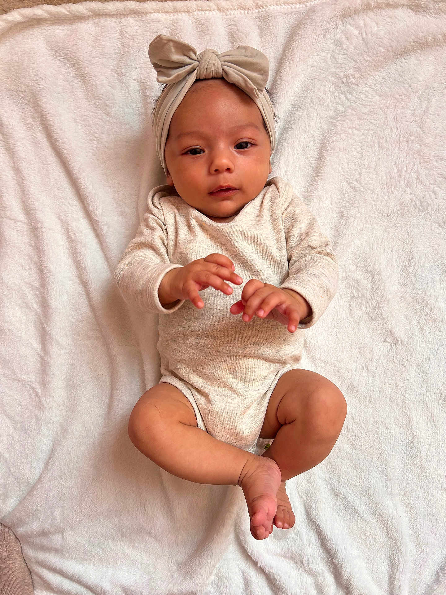 Victoire a rejoint le concours — aidez-le/la à gagner de superbes lots ! baby, infant, headband, bow, blanket, soft, cute, hands, legs, skin, onesie, lying_down, portrait, child, young, expression, indoors, cozy, comfortable, small