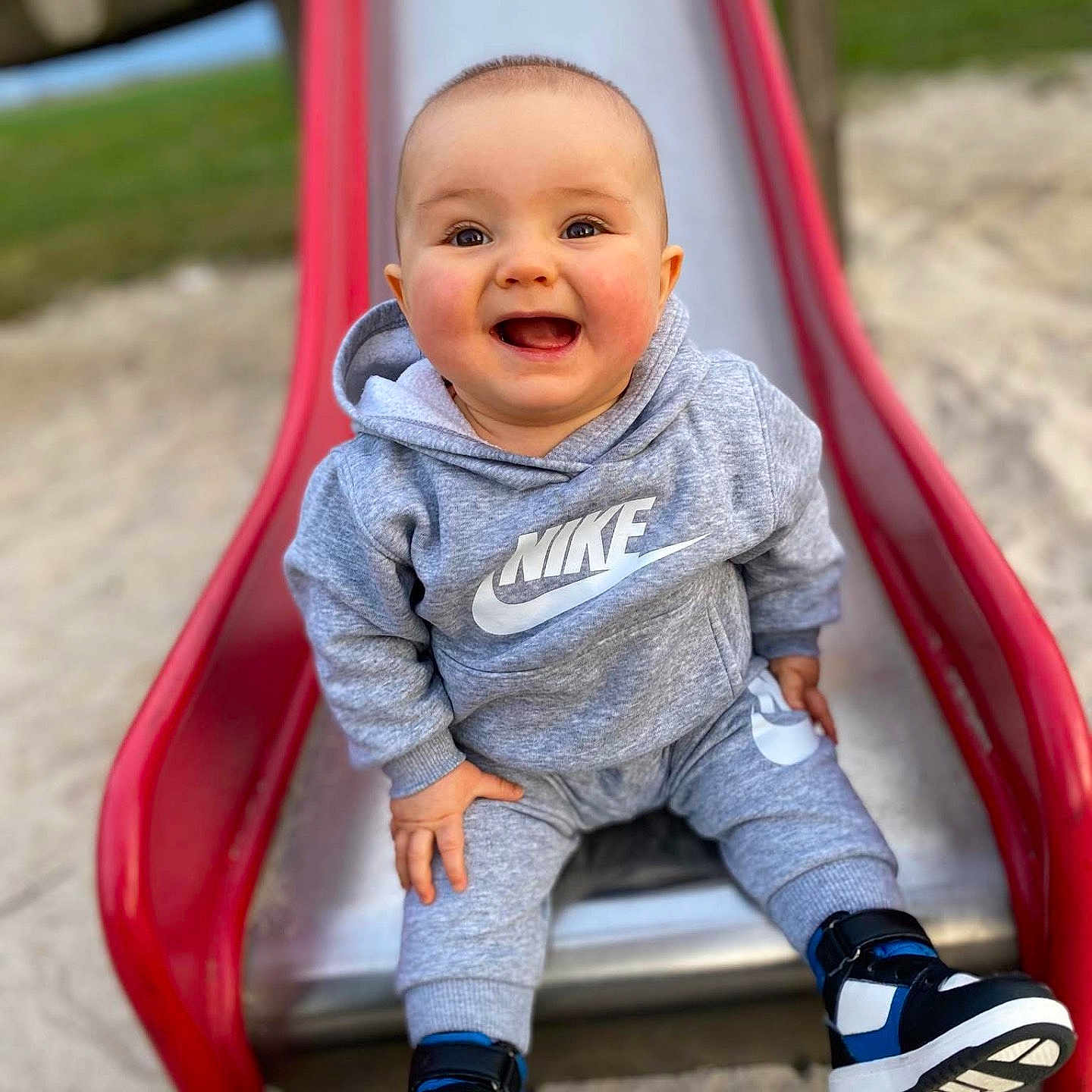 Ellio a rejoint le concours — aidez-le/la à gagner de superbes lots ! baby, babylaughing, clothing, face, footwear, happy, head, hoodie, jeans, knitwear, laughing, pants, person, photography, portrait, shoe, sitting, sliding, sweater, sweatshirt