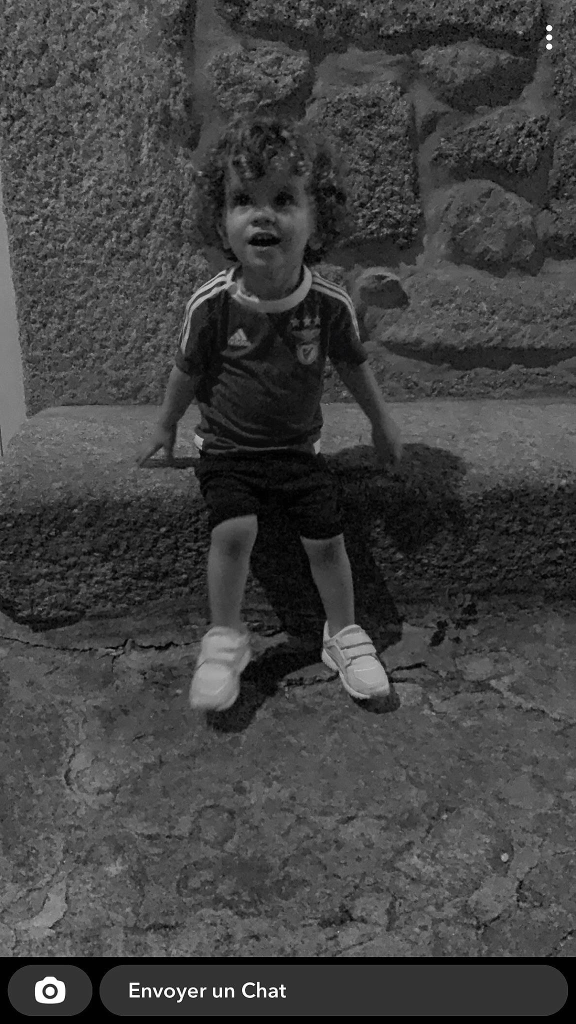 Giovanni participe au concours pour gagner de l'argent avec cette photo : black_and_white, child, foot, fun, grass, happy, human_leg, leg, monochrome, monochrome_photography, person, plant, shadow, shorts, sitting, smile, soil, standing, style, toddler