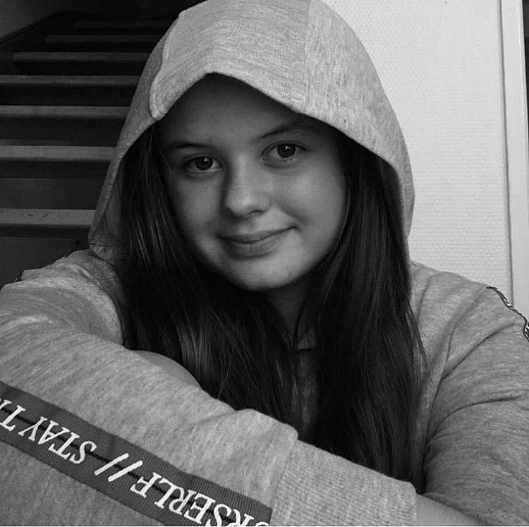 Lili a rejoint le concours — aidez-le/la à gagner de superbes lots ! black, black_and_white, blond, cap, cool, eyebrow, flash_photography, grey, happy, headgear, headwear, hood, joy, lip, monochrome, monochrome_photography, mouth, outerwear, person, smile