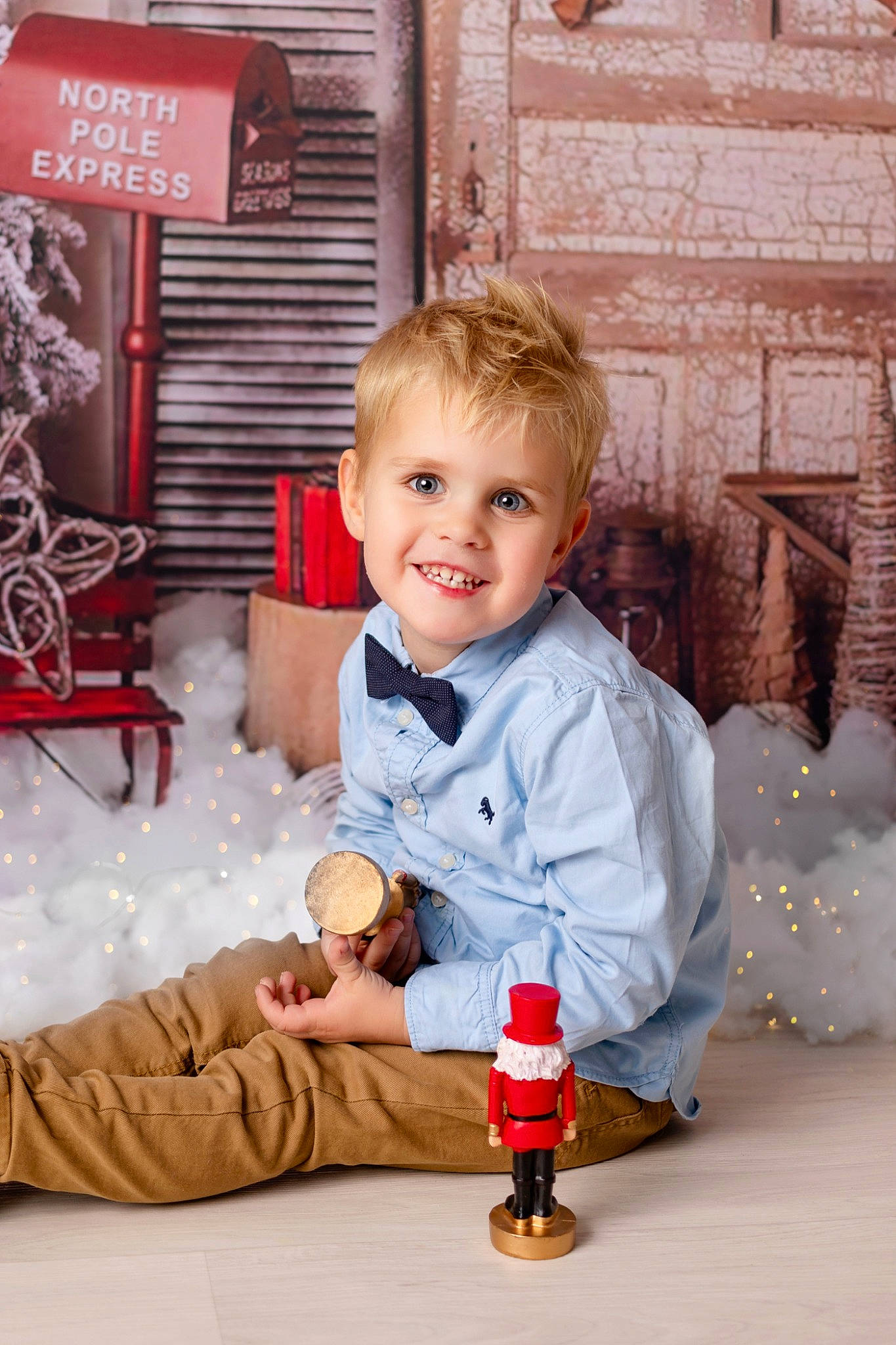 Owen participe au concours pour gagner de l'argent avec cette photo : baby, baby_toddler_clothing, chair, child, christmas, event, flooring, fun, hairstyle, happy, holiday, joy, living_room, people, person, red, sitting, smile, toddler, tree