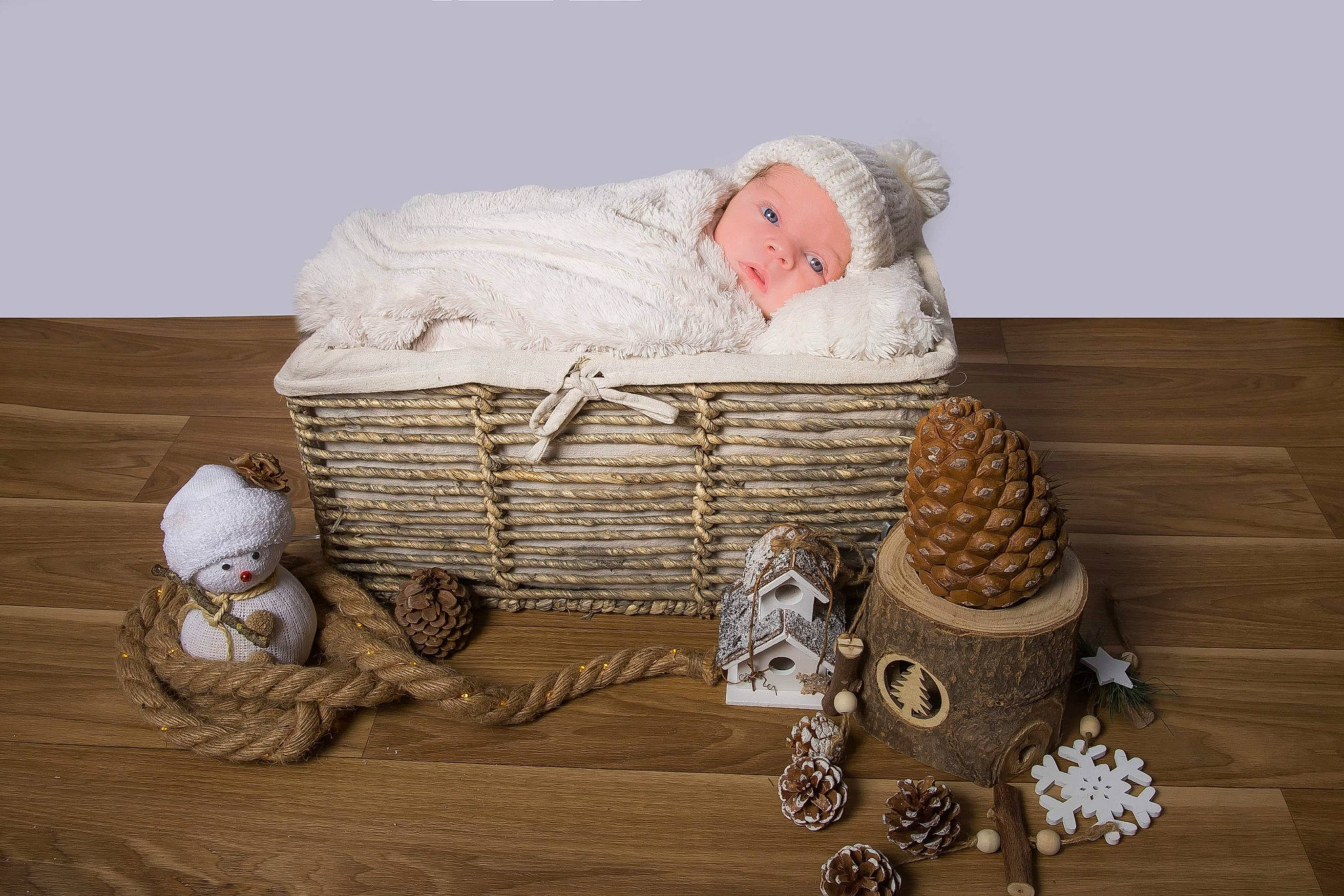 Léandro participe au concours pour gagner de l'argent avec cette photo : basket, beige, conifer, conifer_cone, craft, hardwood, headwear, home_accessories, laminate_flooring, natural_material, peach, person, pine, pine_family, teddy_bear, toy, wicker, wood, wood_flooring