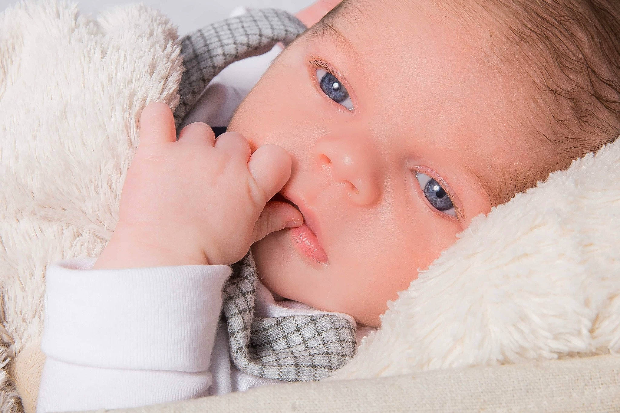Léandro participe au concours pour gagner de l'argent avec cette photo : baby, baby_toddler_clothing, cheek, child, comfort, eye, eyebrow, eyelash, linens, lip, nail, nose, person, portrait_photography, skin, toddler