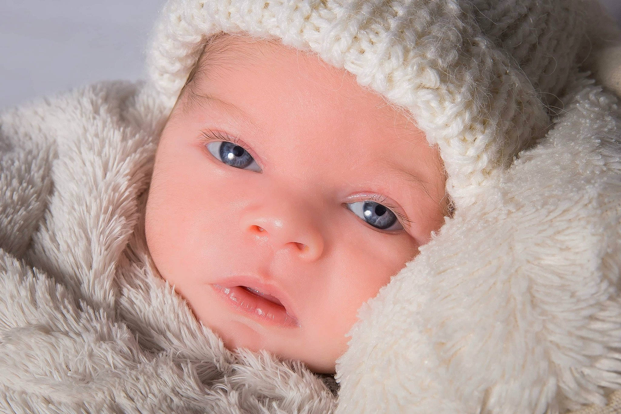 Léandro a rejoint le concours — aidez-le/la à gagner de superbes lots ! animal_product, baby, baby_toddler_clothing, beanie, bonnet, cheek, child, costume_accessory, fur, fur_clothing, headgear, headwear, iris, knit_cap, lip, natural_material, person, photography, portrait_photography, skin