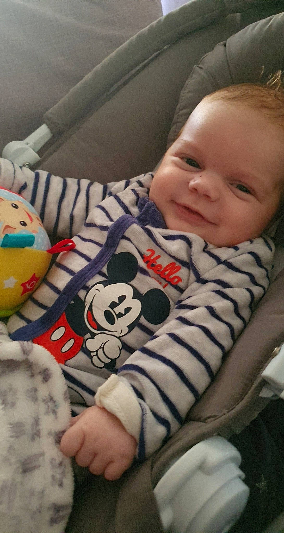 Léandro participe au concours pour gagner de l'argent avec cette photo : arm, baby_products, blue, cheek, clothing, comfort, eye, face, finger, fun, green, hair, head, human, leg, lip, person, product, room, sitting