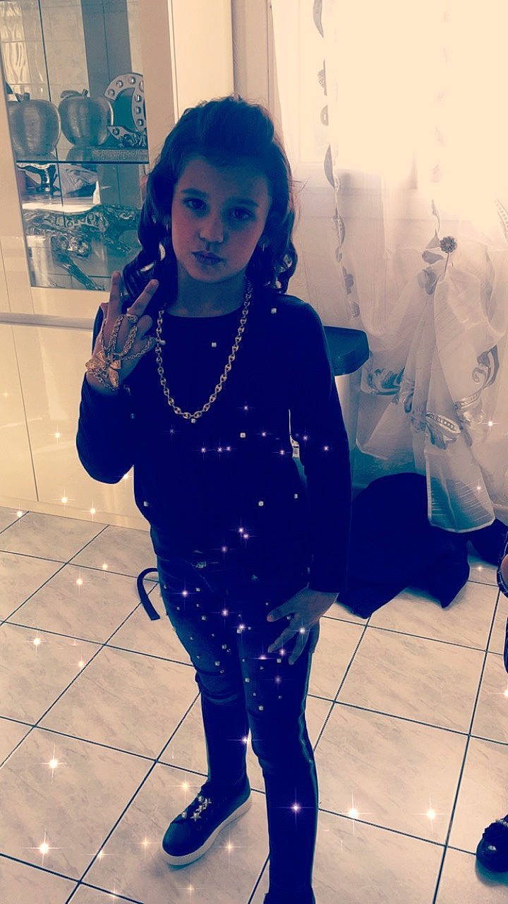 Chanela a rejoint le concours — aidez-le/la à gagner de superbes lots ! black, black_hair, blue, child, cool, day, fashion, fashion_accessory, fun, girl, hair, hairstyle, human_hair_color, outerwear, person, purple, shoulder, smile, snapshot, standing