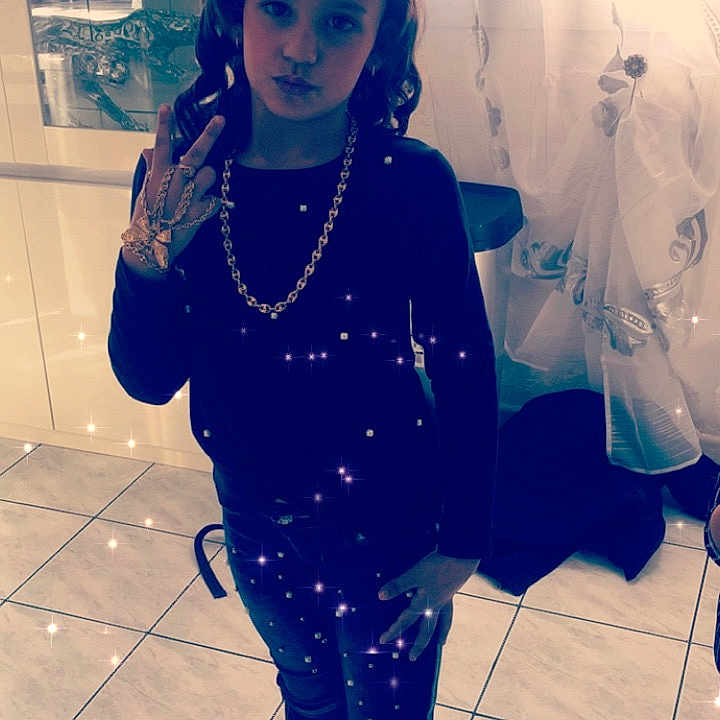 Chanela a rejoint le concours — aidez-le/la à gagner de superbes lots ! black, black_hair, blue, child, cool, day, fashion, fashion_accessory, fun, girl, hair, hairstyle, human_hair_color, outerwear, person, purple, shoulder, smile, snapshot, standing