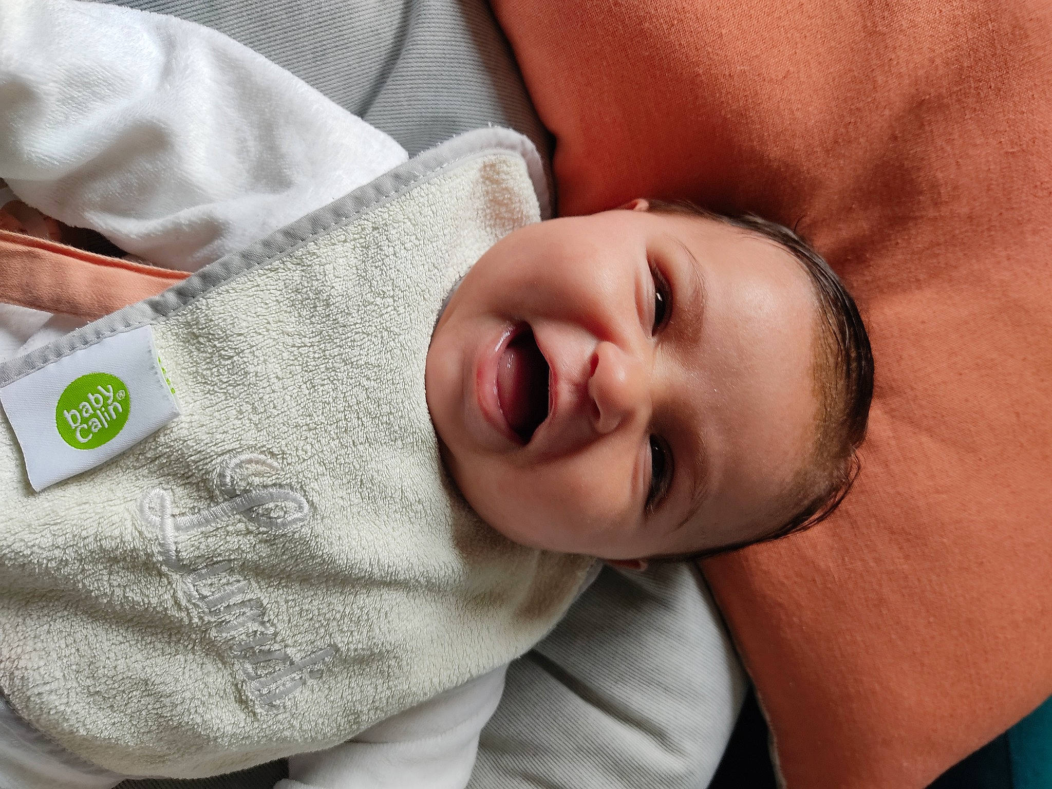 Ava participe au concours pour gagner de l'argent avec cette photo : baby, baby_toddler_clothing, cheek, child, collar, comfort, eye, eyelash, face, happy, head, human, lip, mouth, nose, person, skin, sleeve, smile, textile