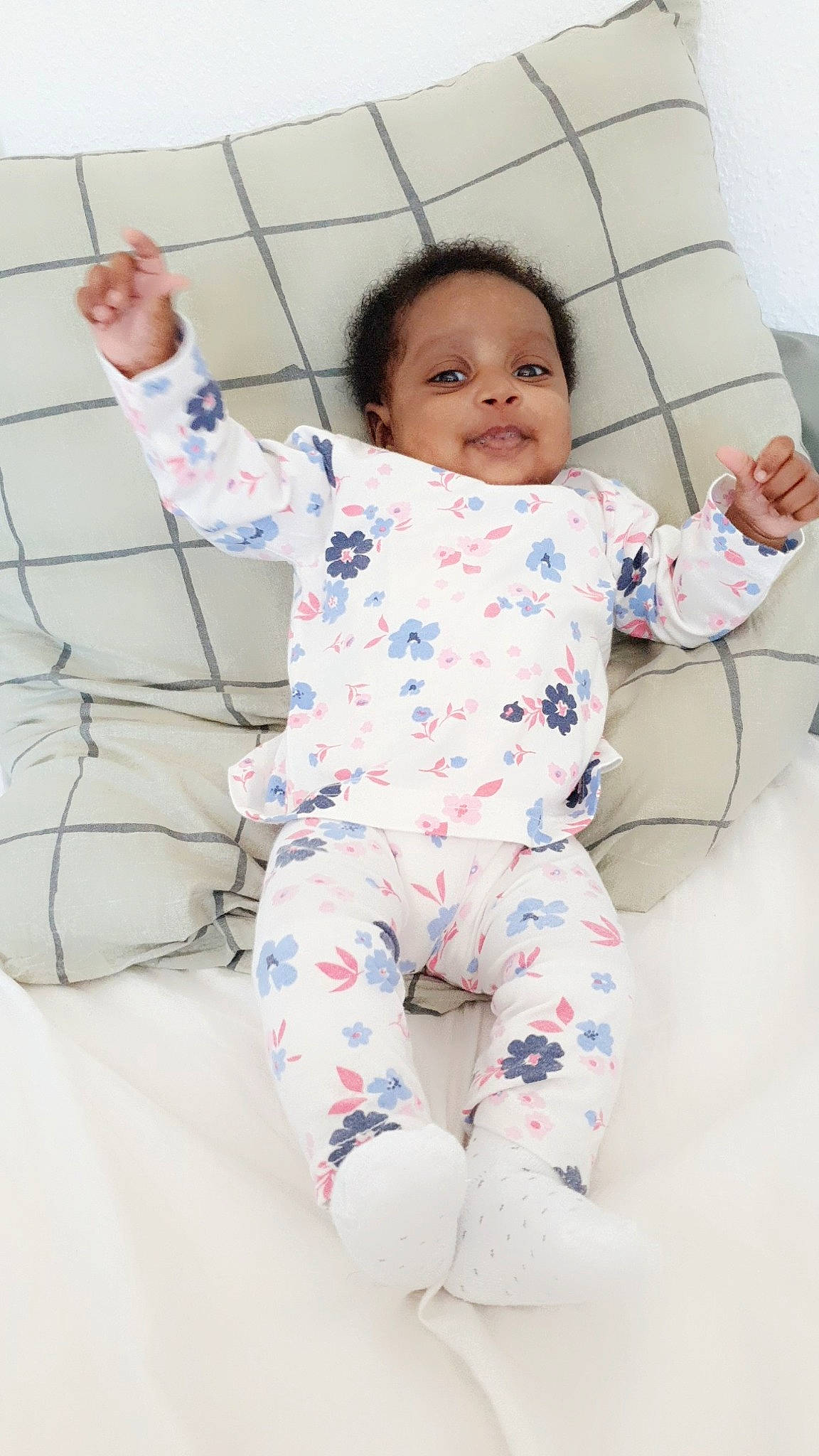 Dalhya participe au concours pour gagner de l'argent avec cette photo : baby, baby_toddler_clothing, cheek, child, comfort, eye, face, finger, gesture, hairstyle, happy, head, pattern, person, pink, product, skin, sleeve, smile, textile