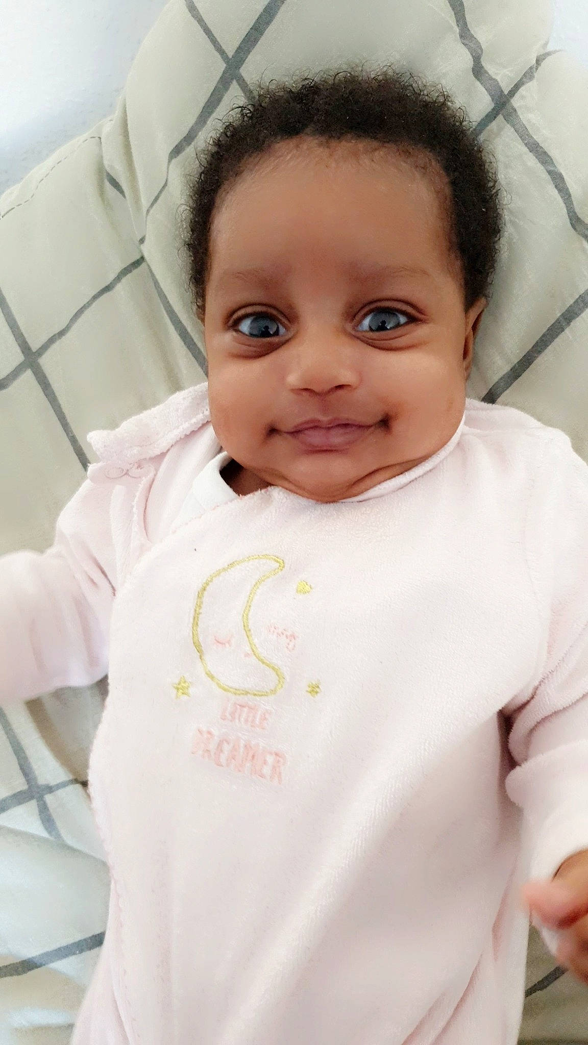 Dalhya participe au concours pour gagner de l'argent avec cette photo : baby, baby_toddler_clothing, cheek, child, eye, eyebrow, eyelash, face, gesture, happy, head, joy, lip, nose, person, product, skin, sleeve, smile, t_shirt