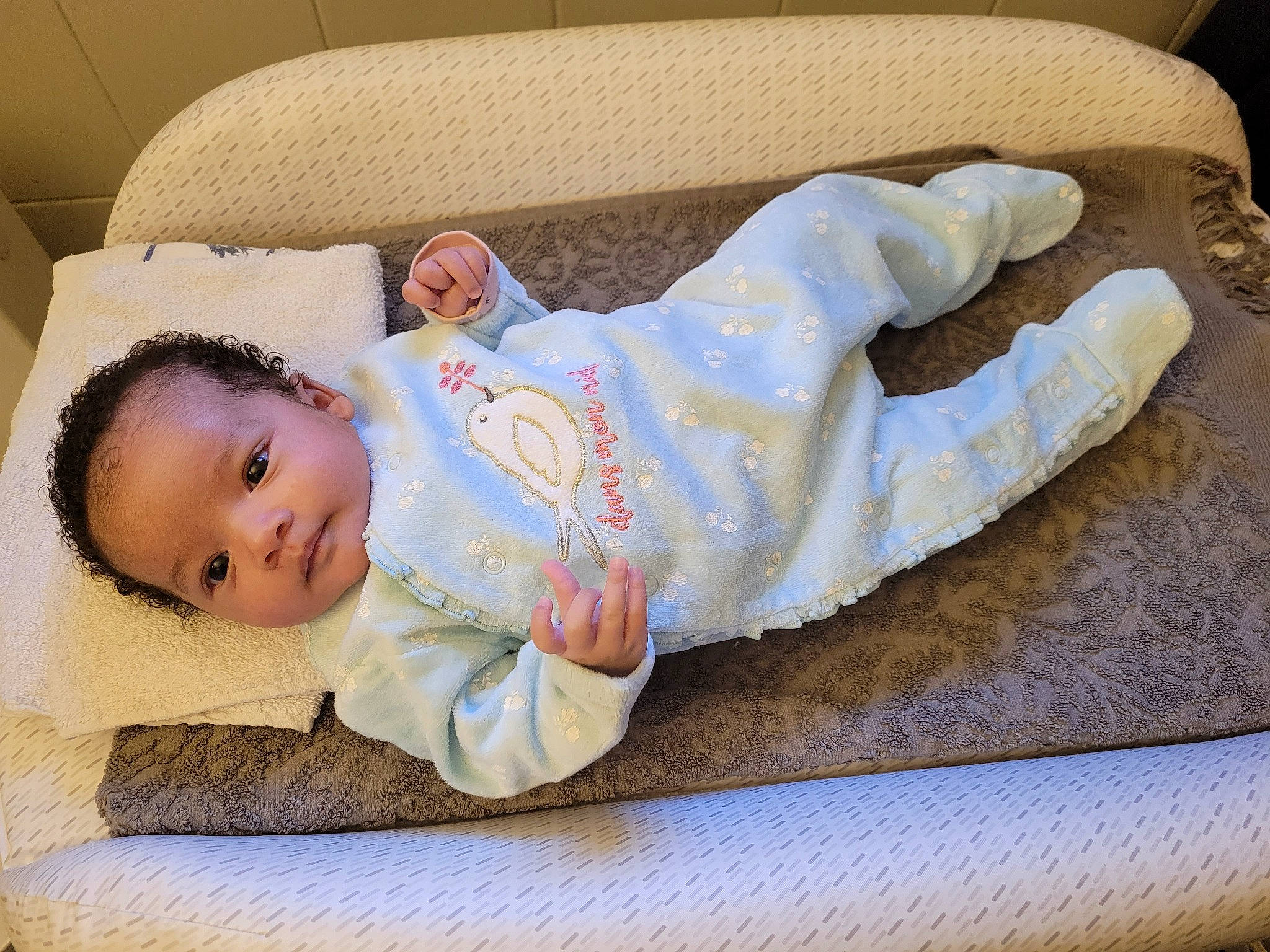 Naïa participe au concours pour gagner de l'argent avec cette photo : baby, baby_products, baby_sleeping, baby_toddler_clothing, cheek, child, clothing, comfort, couch, face, flooring, head, headgear, linens, person, product, sitting, skin, sleeve, toddler