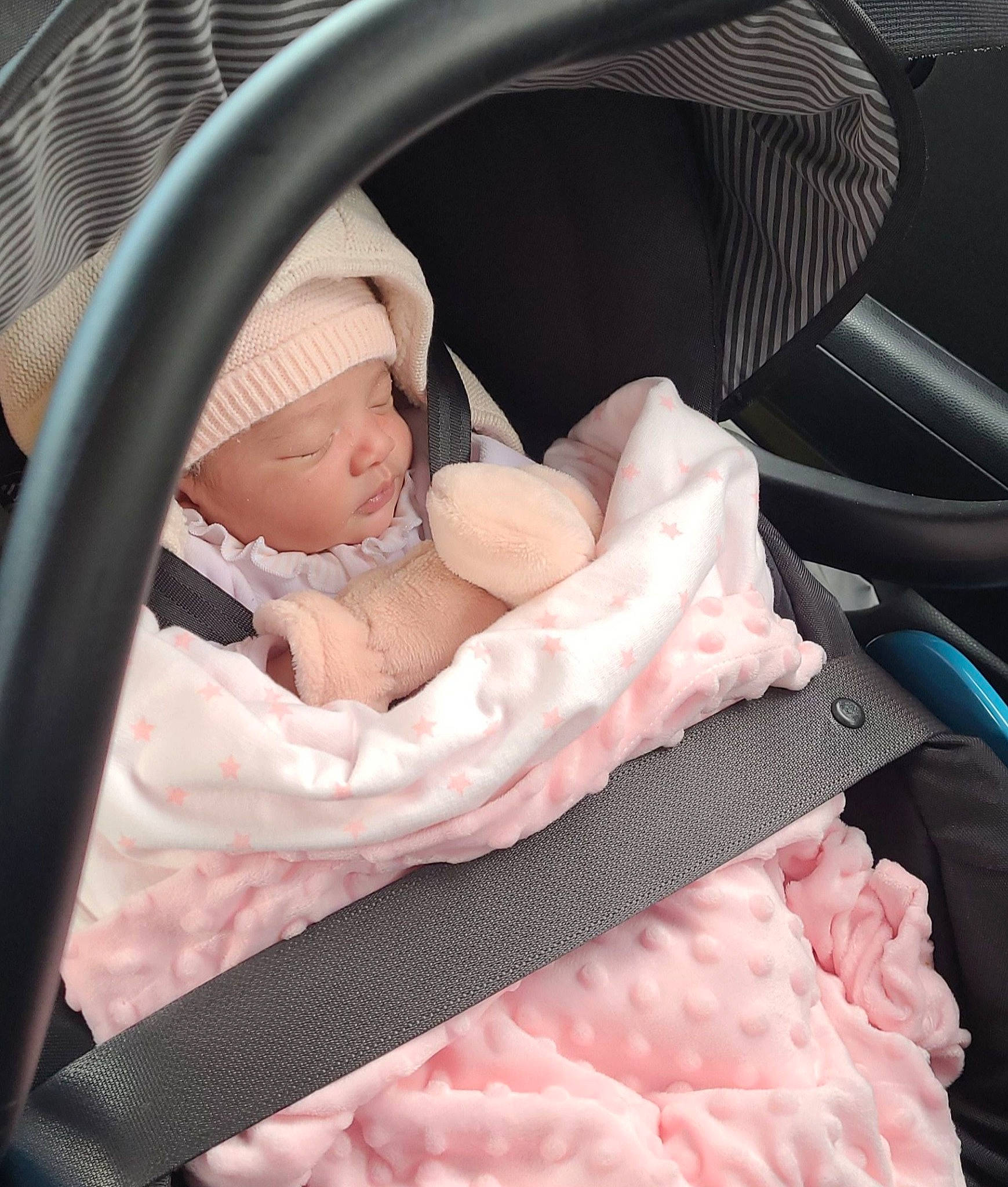 Naïa a rejoint le concours — aidez-le/la à gagner de superbes lots ! auto_part, baby, baby_carriage, baby_products, baby_safety, baby_toddler_clothing, car_seat, child, comfort, finger, headwear, infant_bed, linens, pattern, person, pink, product, sitting, skin, textile