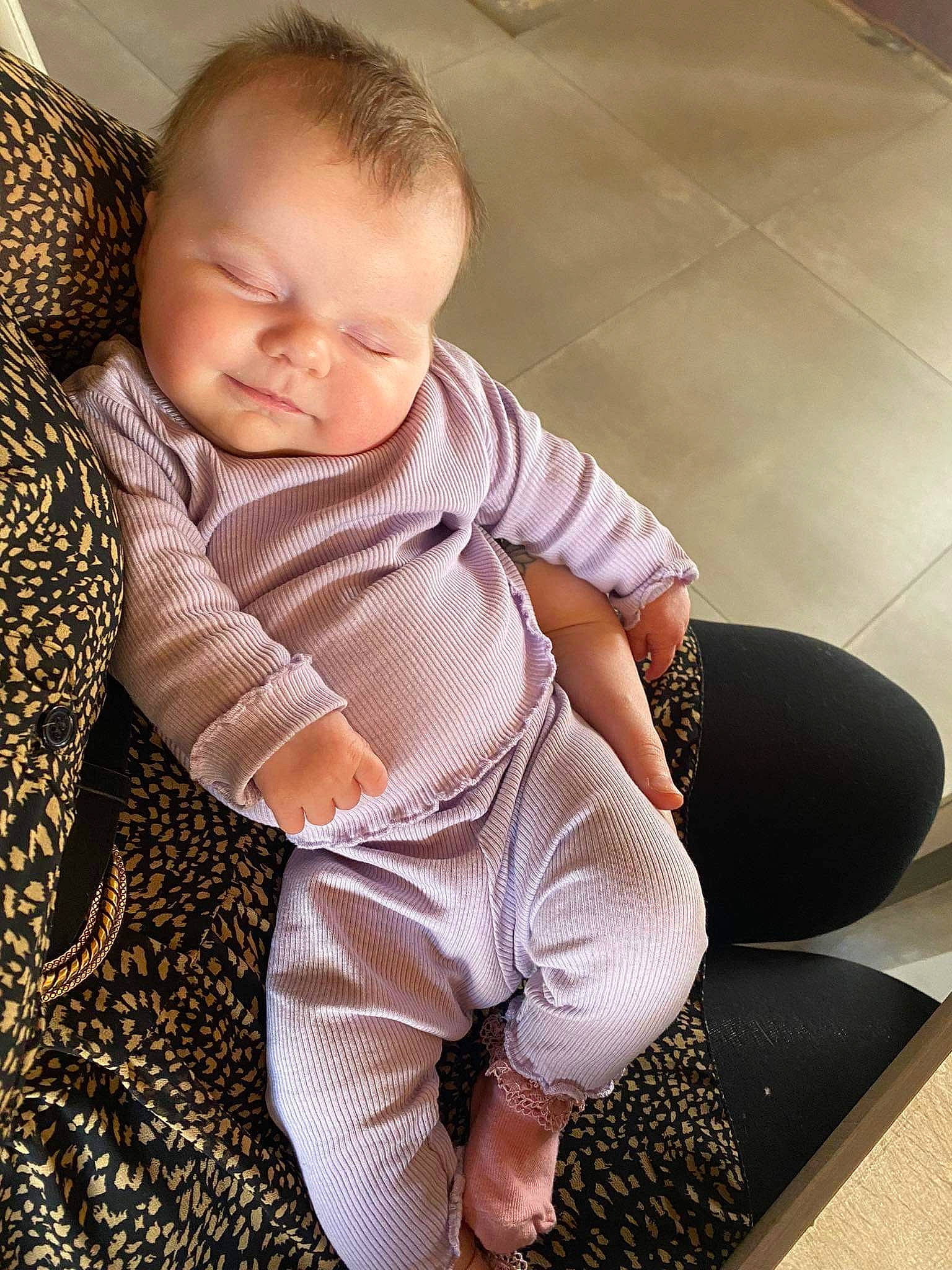 Théa participe au concours pour gagner de l'argent avec cette photo : arm, baby, baby_toddler_clothing, cheek, child, comfort, floor, flooring, foot, human_leg, joint, knee, pattern, person, skin, sleeve, smile, standing, thigh, toddler