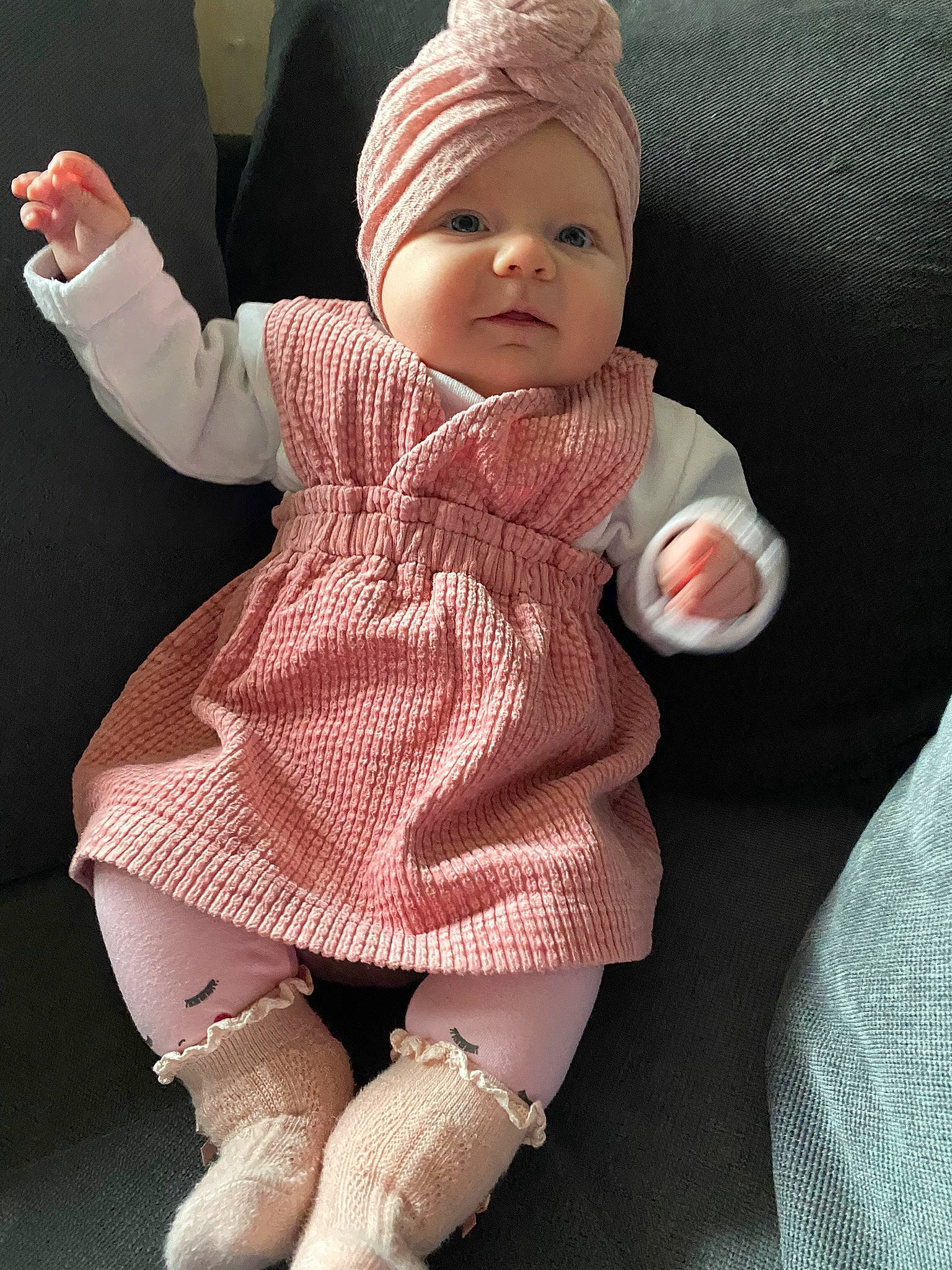Théa participe au concours pour gagner de l'argent avec cette photo : baby, baby_toddler_clothing, cap, cheek, comfort, eye, finger, gesture, hand, head, headgear, headwear, human_body, lip, outerwear, person, pink, skin, sleeve, textile