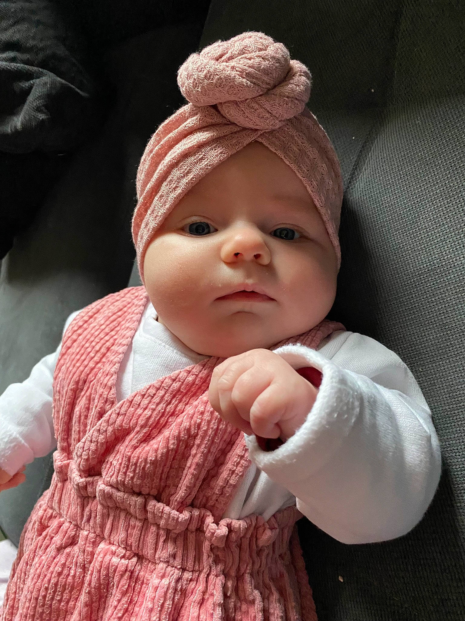Théa a rejoint le concours — aidez-le/la à gagner de superbes lots ! art, baby, baby_toddler_clothing, cap, cheek, child, fashion_accessory, gesture, happy, headwear, knit_cap, lip, outerwear, pattern, person, pink, skin, sleeve, thumb, toddler