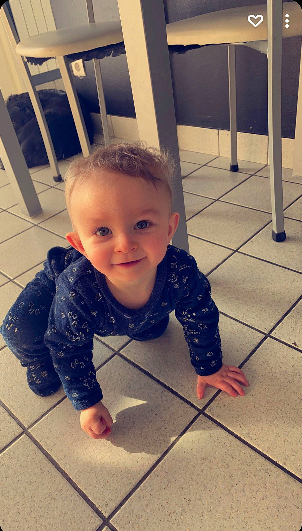 Adriáne a rejoint le concours — aidez-le/la à gagner de superbes lots ! baby, baby_toddler_clothing, cheek, eye, face, floor, flooring, fun, hair, happy, hardwood, head, joy, nose, pattern, person, skin, sleeve, smile, toddler