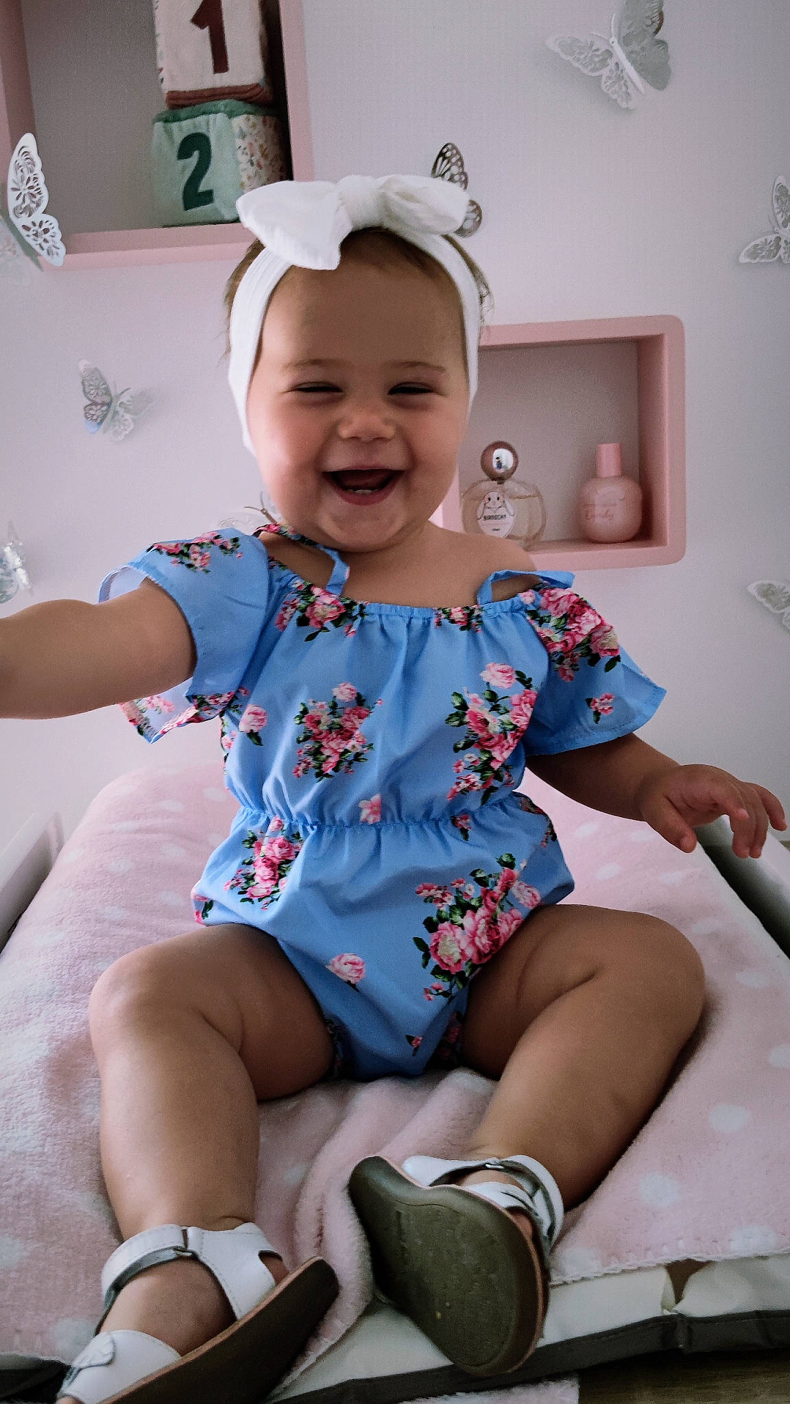 Seyana a rejoint le concours — aidez-le/la à gagner de superbes lots ! baby, baby_toddler_clothing, blond, child, electric_blue, happy, headgear, human_leg, joy, knee, leg, neck, person, picture_frame, pink, purple, skin, sleeve, smile, thigh