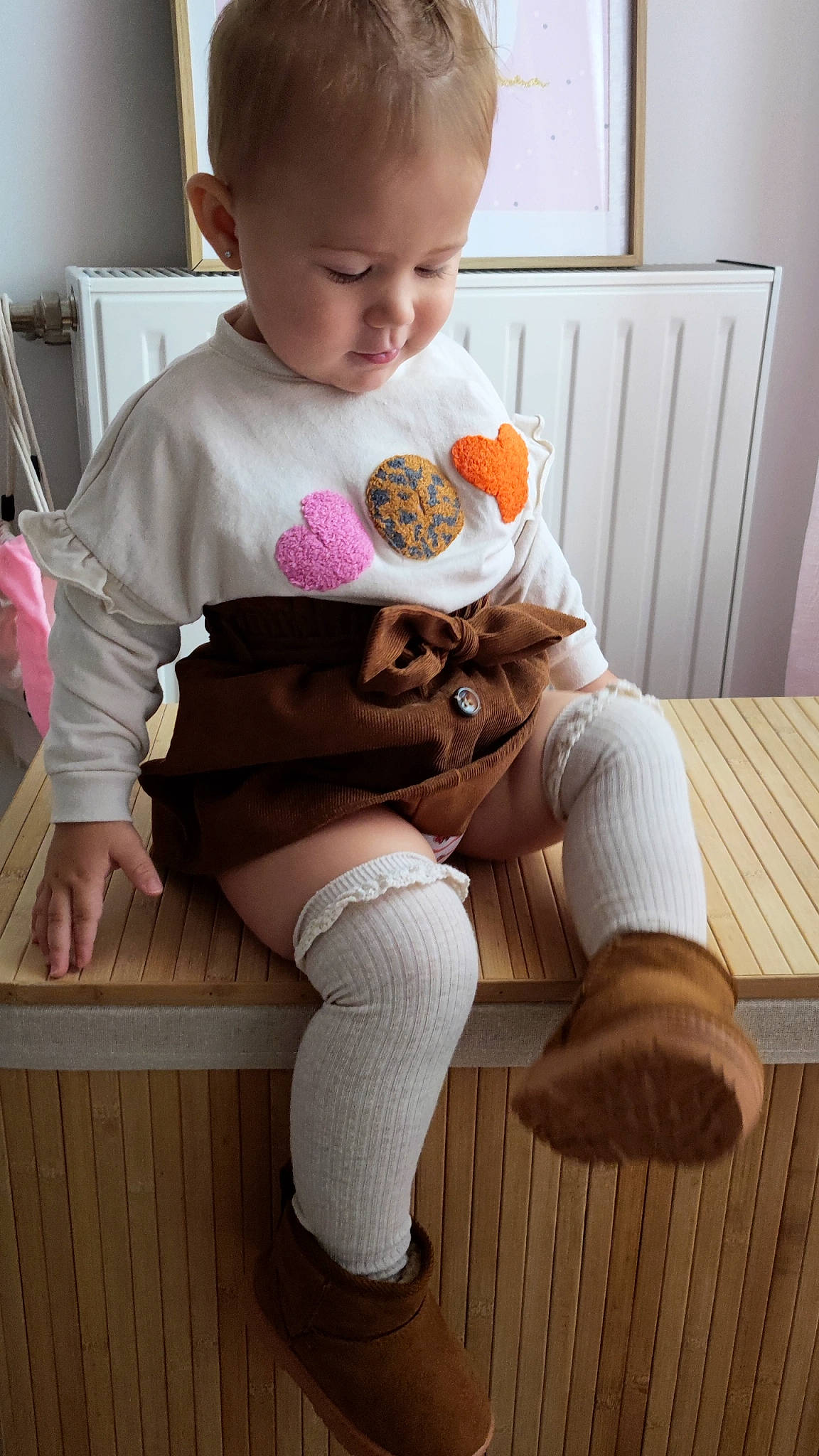 Seyana participe au concours pour gagner de l'argent avec cette photo : baby, baby_toddler_clothing, child, clothing, comfort, foot, happy, human_leg, joint, knee, leg, neck, person, pink, shoe, skin, sleeve, sock, thigh, toddler