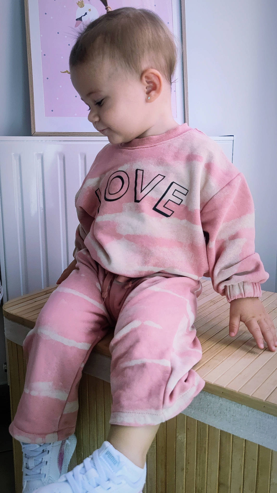 Seyana participe au concours pour gagner de l'argent avec cette photo : baby, baby_toddler_clothing, cheek, comfort, eye, face, hair, head, jersey, knee, leg, neck, person, pink, shoulder, skin, sleeve, sportswear, t_shirt, thigh
