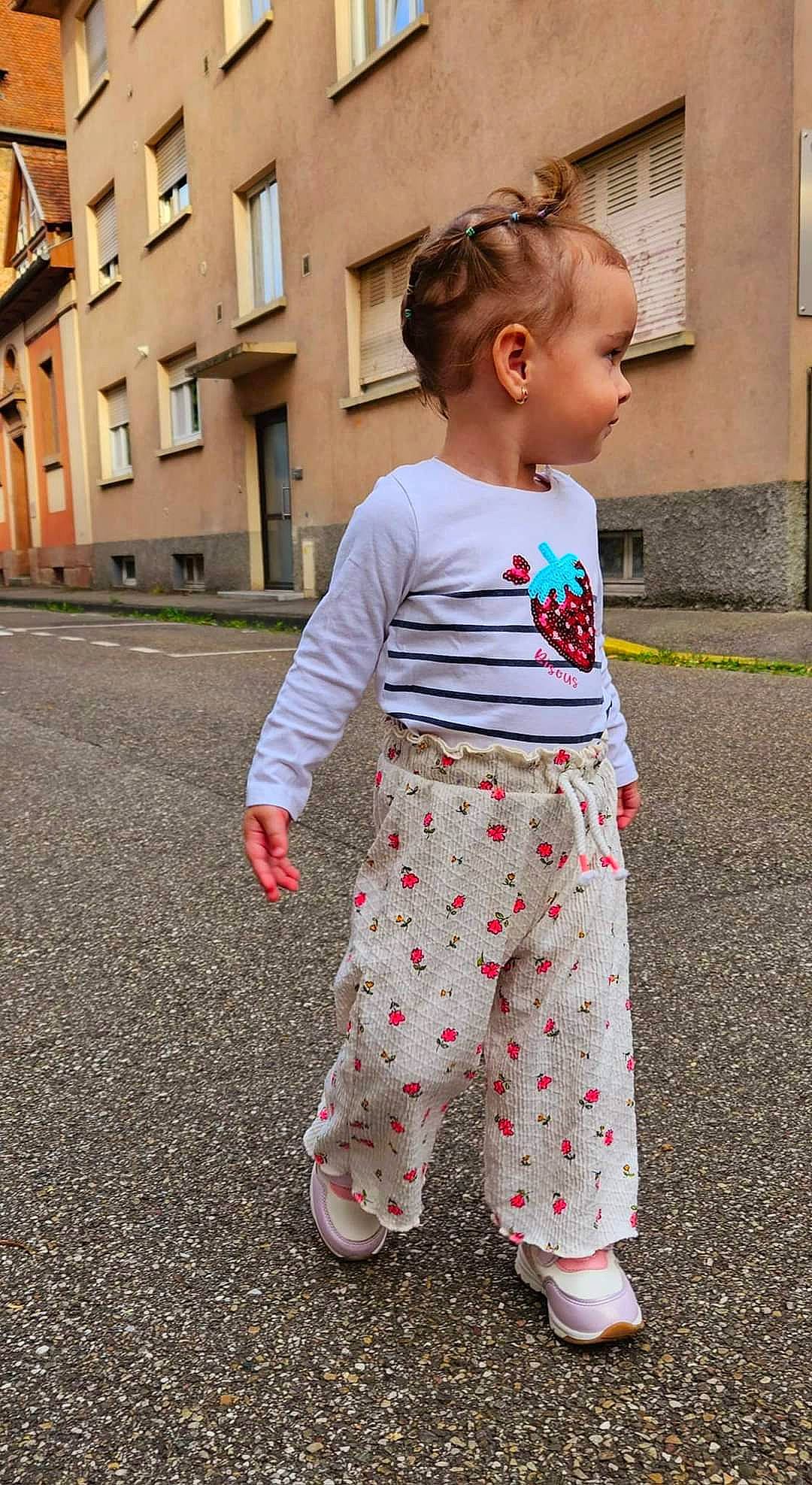 Teodora participe au concours pour gagner de l'argent avec cette photo : asphalt, baby_toddler_clothing, child, denim, eyewear, fun, grass, hair, hairstyle, outerwear, pajamas, pattern, person, play, road_surface, sleeve, standing, t_shirt, toddler, window