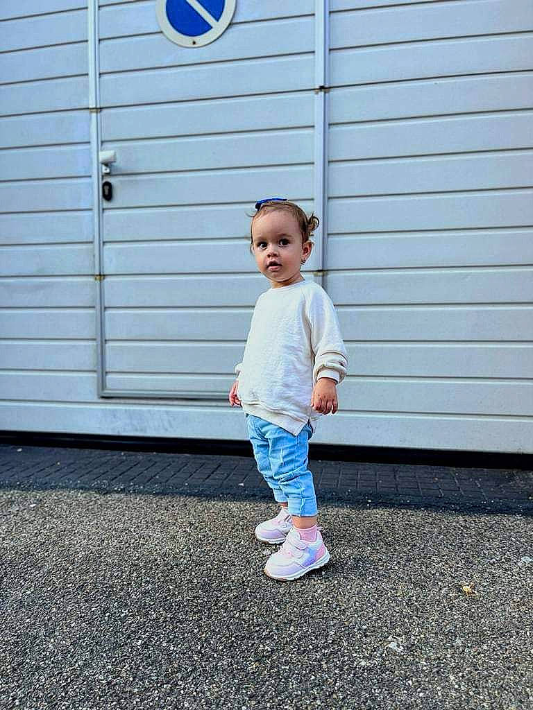 Teodora participe au concours pour gagner de l'argent avec cette photo : asphalt, baby_toddler_clothing, child, denim, electric_blue, fun, grass, happy, leisure, pattern, people_in_nature, person, play, recreation, road, road_surface, sleeve, symmetry, t_shirt, tints_and_shades