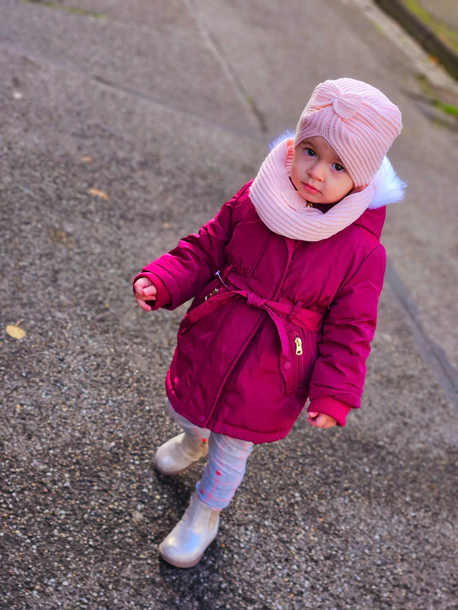 Teodora a rejoint le concours — aidez-le/la à gagner de superbes lots ! asphalt, beanie, cap, child, fashion_accessory, fun, grass, happy, headwear, jacket, knit_cap, magenta, person, pink, plant, recreation, road_surface, sidewalk, toddler, tree