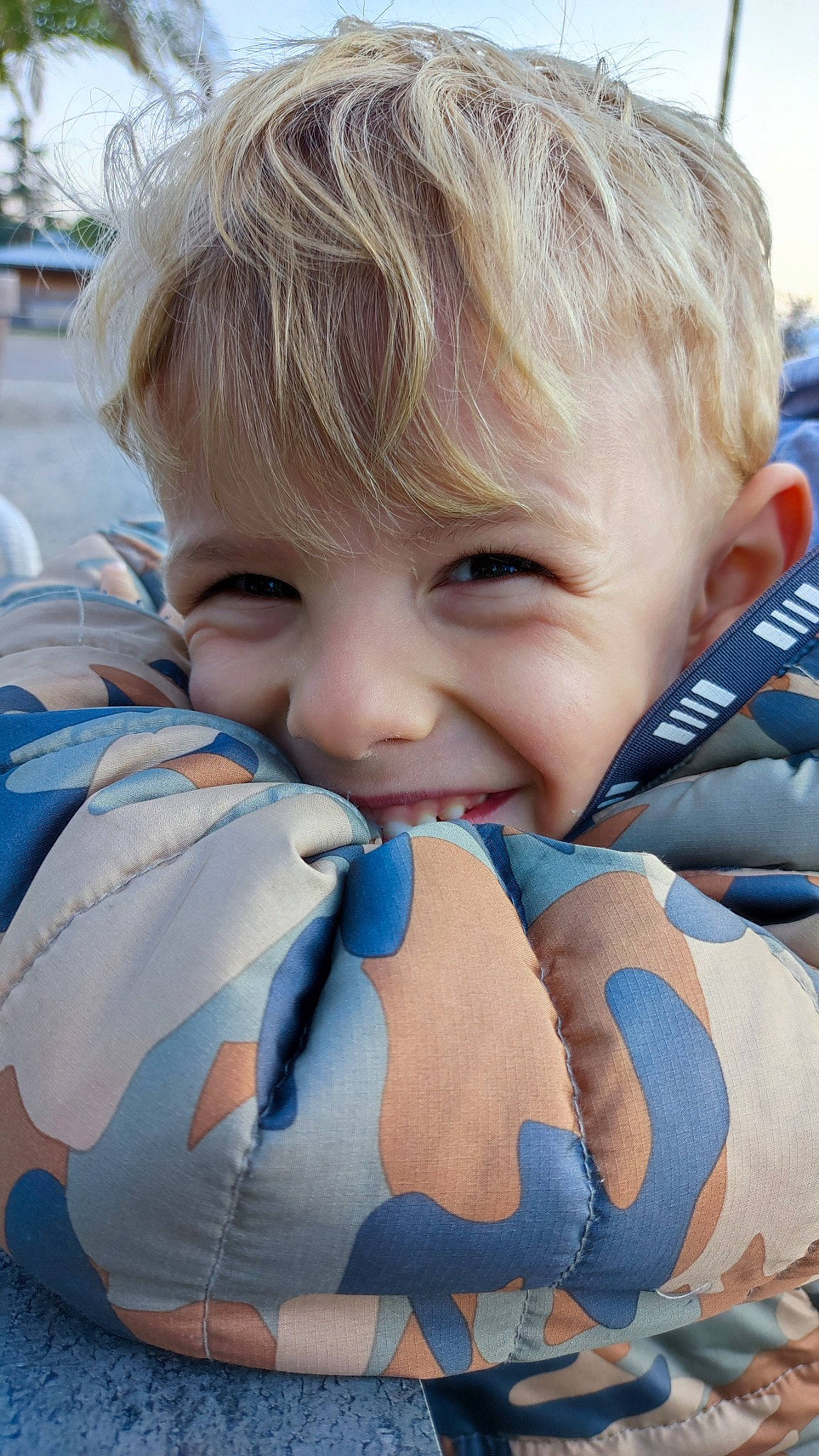 Sasha a rejoint le concours — aidez-le/la à gagner de superbes lots ! baby_toddler_clothing, blue, cheek, child, chin, eyelash, facial_expression, finger, grass, hair, happy, iris, mammal, mouth, nose, person, product, skin, smile, toddler