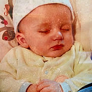 Yanis a rejoint le concours — aidez-le/la à gagner de superbes lots ! baby, cap, child, closeup, cozy, cute, face, hands, indoors, infant, nostalgic, patterned_background, peaceful, portrait, resting, sleeping, soft_lighting, vintage, warm_colors, yellow_clothing