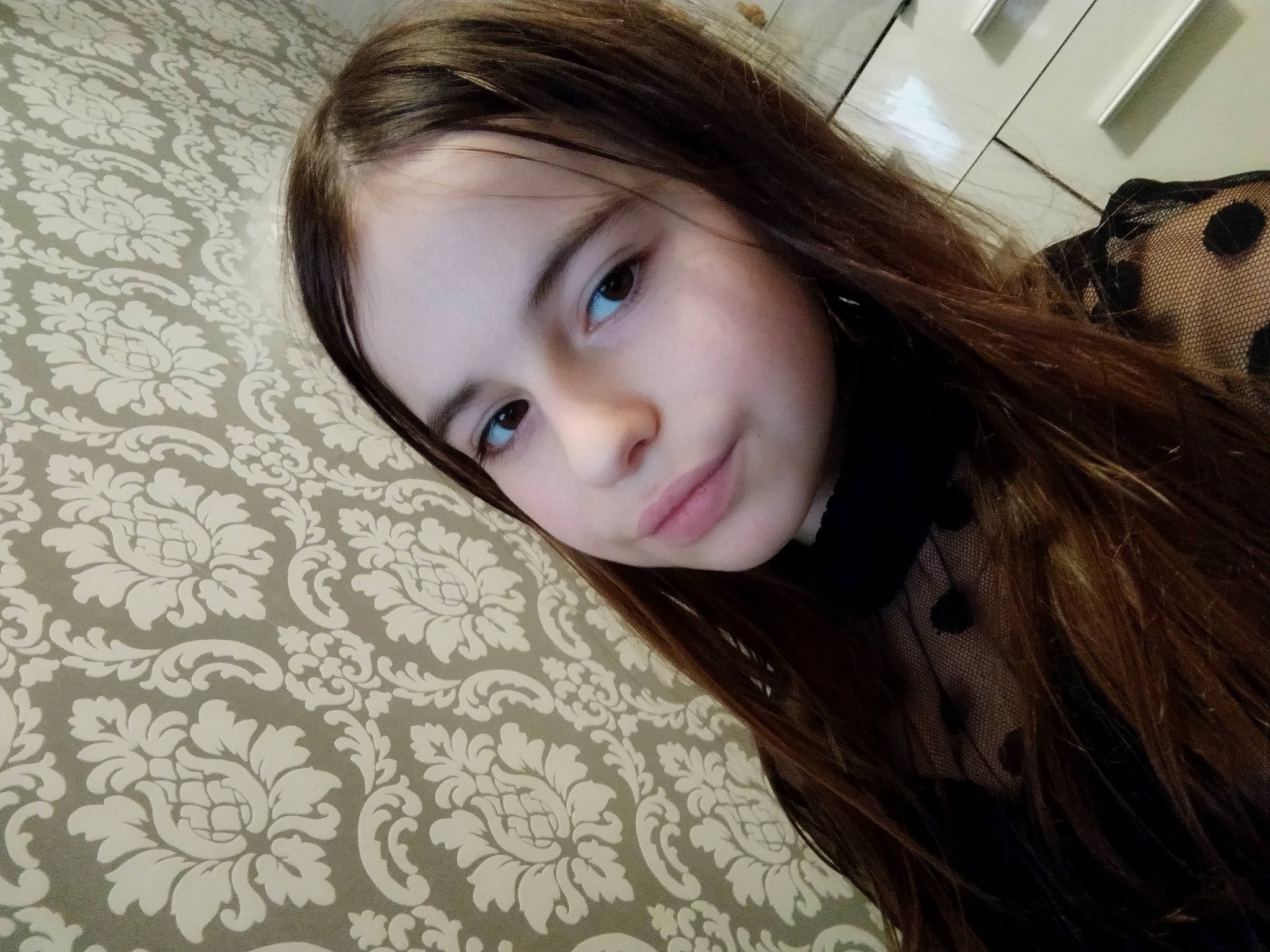 Léna a rejoint le concours — aidez-le/la à gagner de superbes lots ! black_hair, brown_hair, cheek, cool, eyelash, face, flash_photography, flooring, hair, happy, head, iris, lip, long_hair, nose, pattern, person, skin, smile, textile