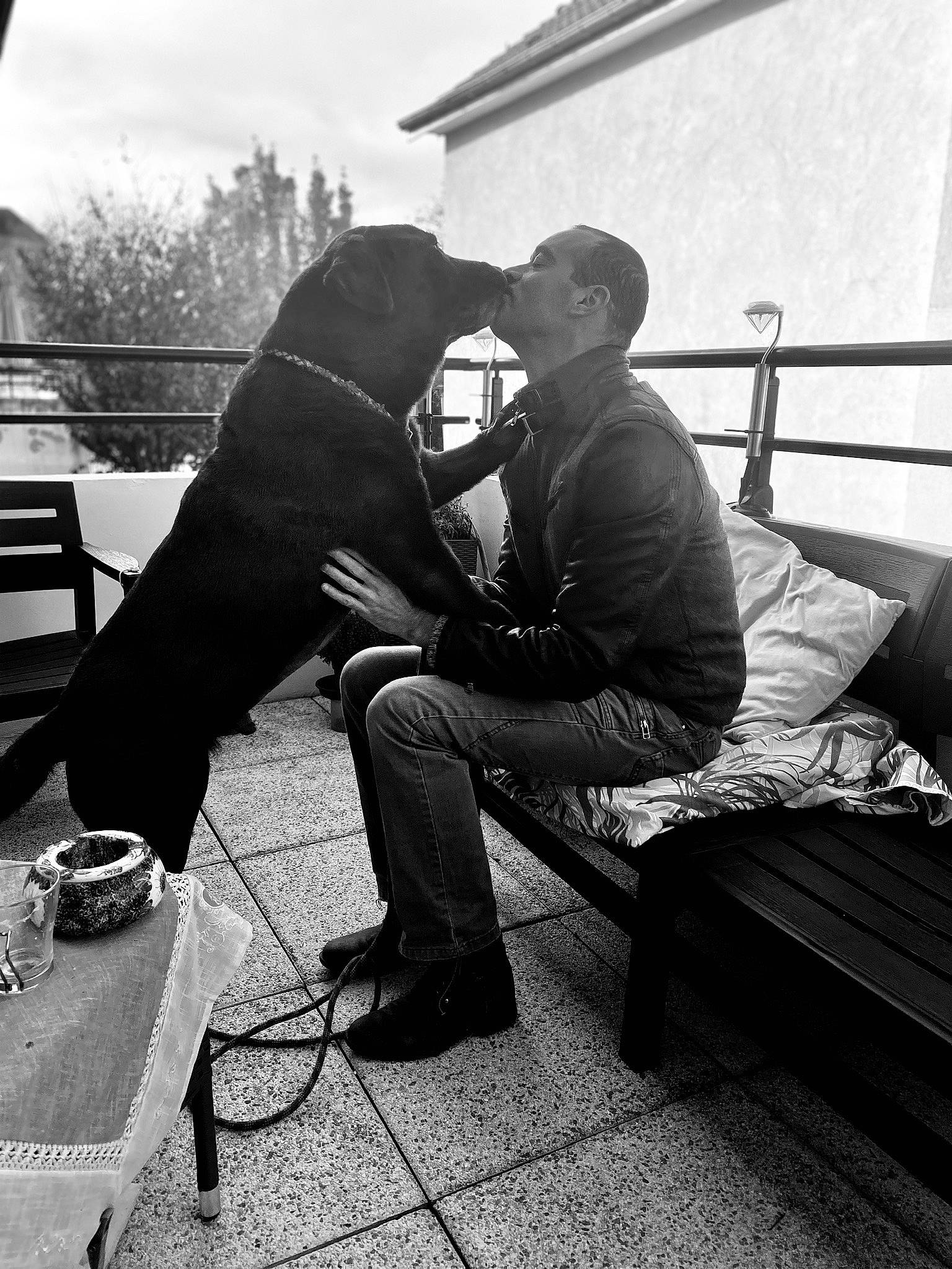 Fletcher participe au concours pour gagner de l'argent avec cette photo : black_and_white, interaction, monochrome, photograph, photography, sitting, snapshot, style, white