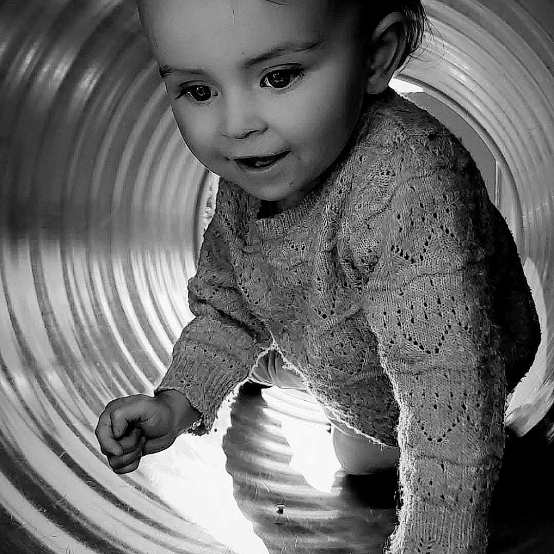 Tessa a rejoint le concours — aidez-le/la à gagner de superbes lots ! baby, bodypart, clothing, coil, crawling, face, finger, hand, head, knitwear, nature, outdoorplayarea, outdoors, person, photography, playarea, portrait, ripple, sweater, water