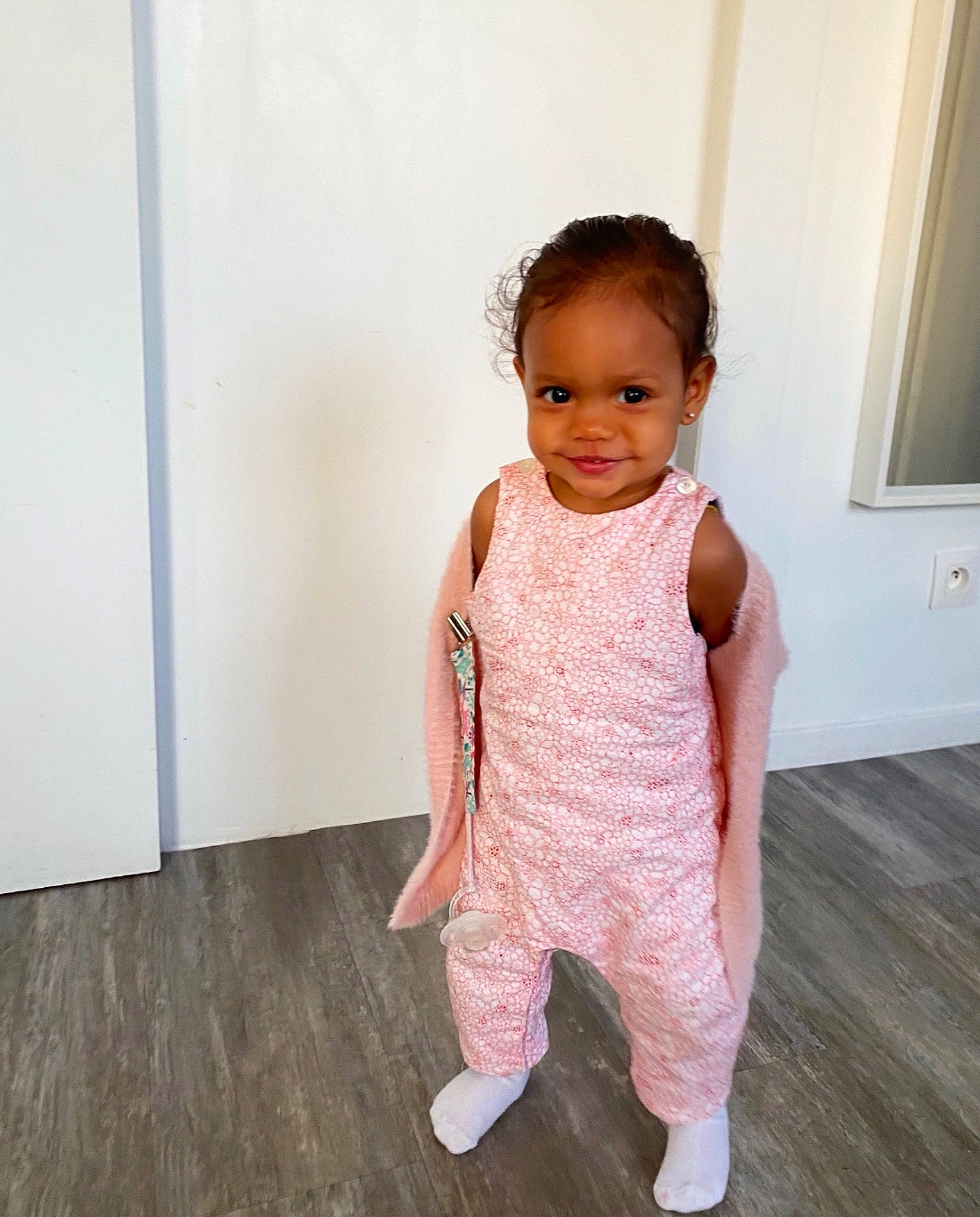 Eris a rejoint le concours — aidez-le/la à gagner de superbes lots ! baby, baby_toddler_clothing, cheek, face, floor, flooring, fun, happy, hardwood, joy, nose, one_piece_garment, pattern, peach, person, sitting, skin, sleeve, smile, toddler