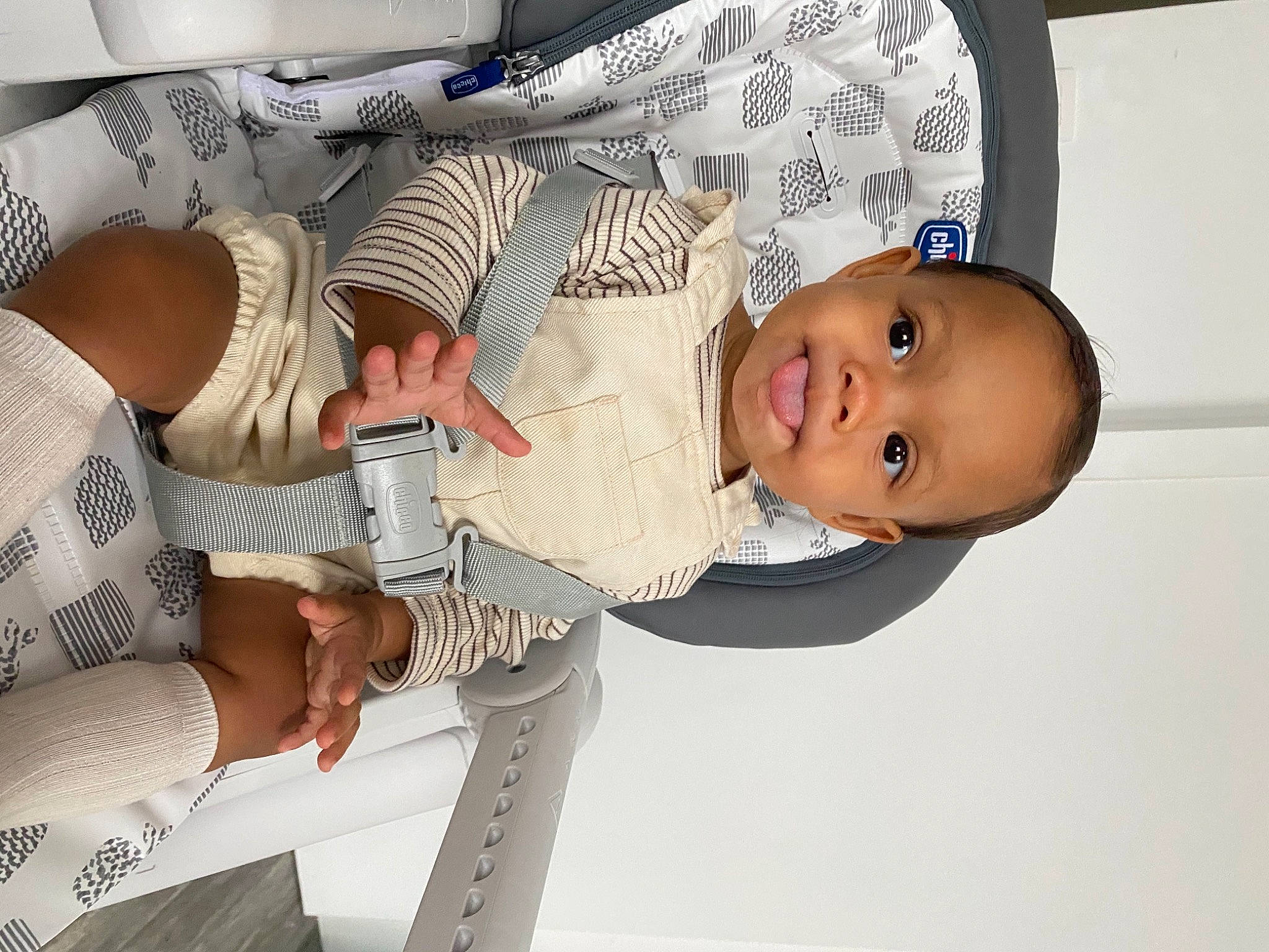 Eris participe au concours pour gagner de l'argent avec cette photo : abdomen, arm, baby, baby_products, baby_safety, baby_sleeping, baby_toddler_clothing, child, comfort, elbow, finger, health_care, hospital_bed, mouth, nail, person, skin, sleeve, smile, thumb