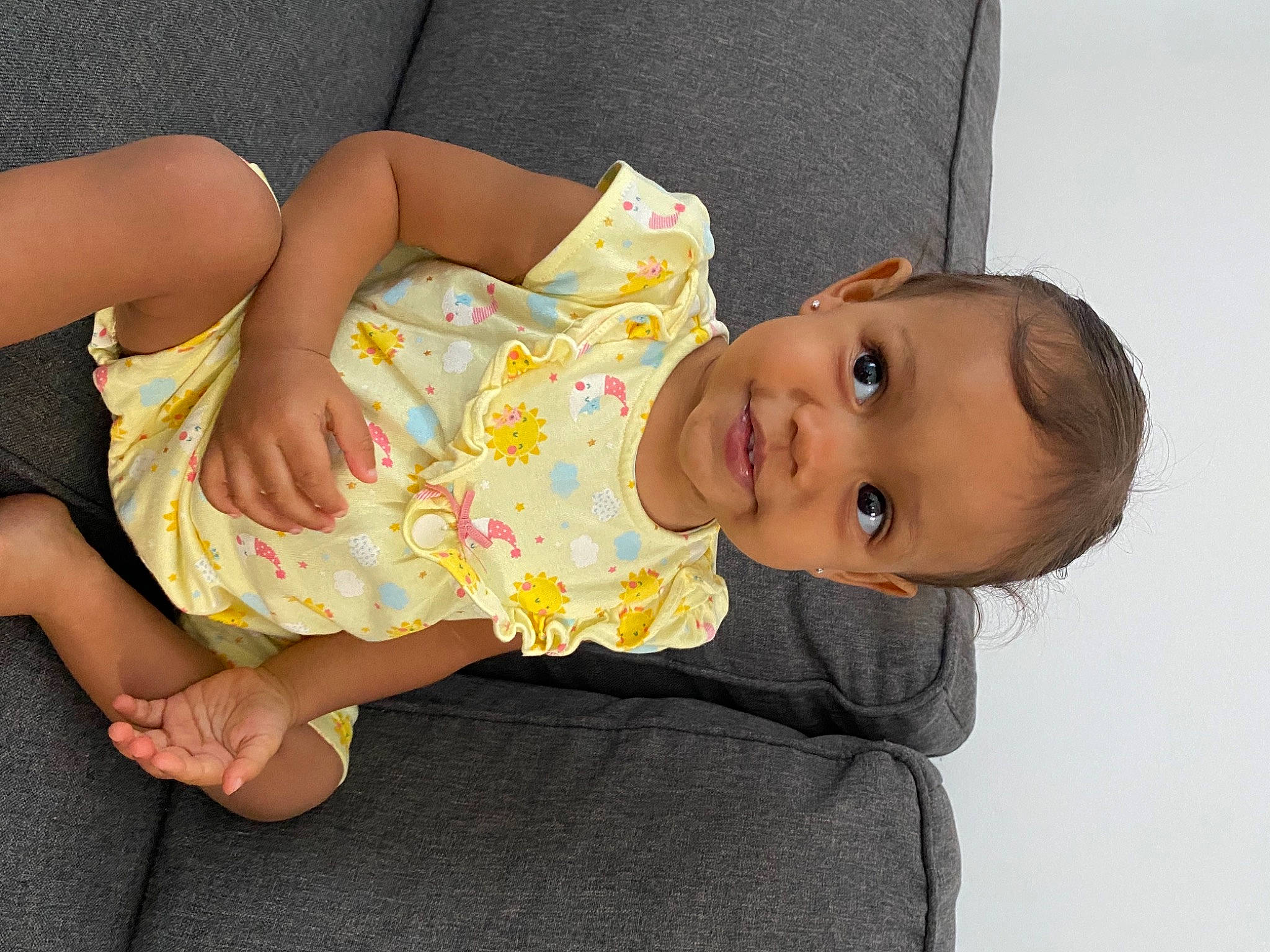 Eris a rejoint le concours — aidez-le/la à gagner de superbes lots ! baby, baby_toddler_clothing, cheek, child, comfort, dress, face, finger, hand, happy, head, human_body, human_leg, joint, pattern, person, sitting, skin, sleeve, thigh