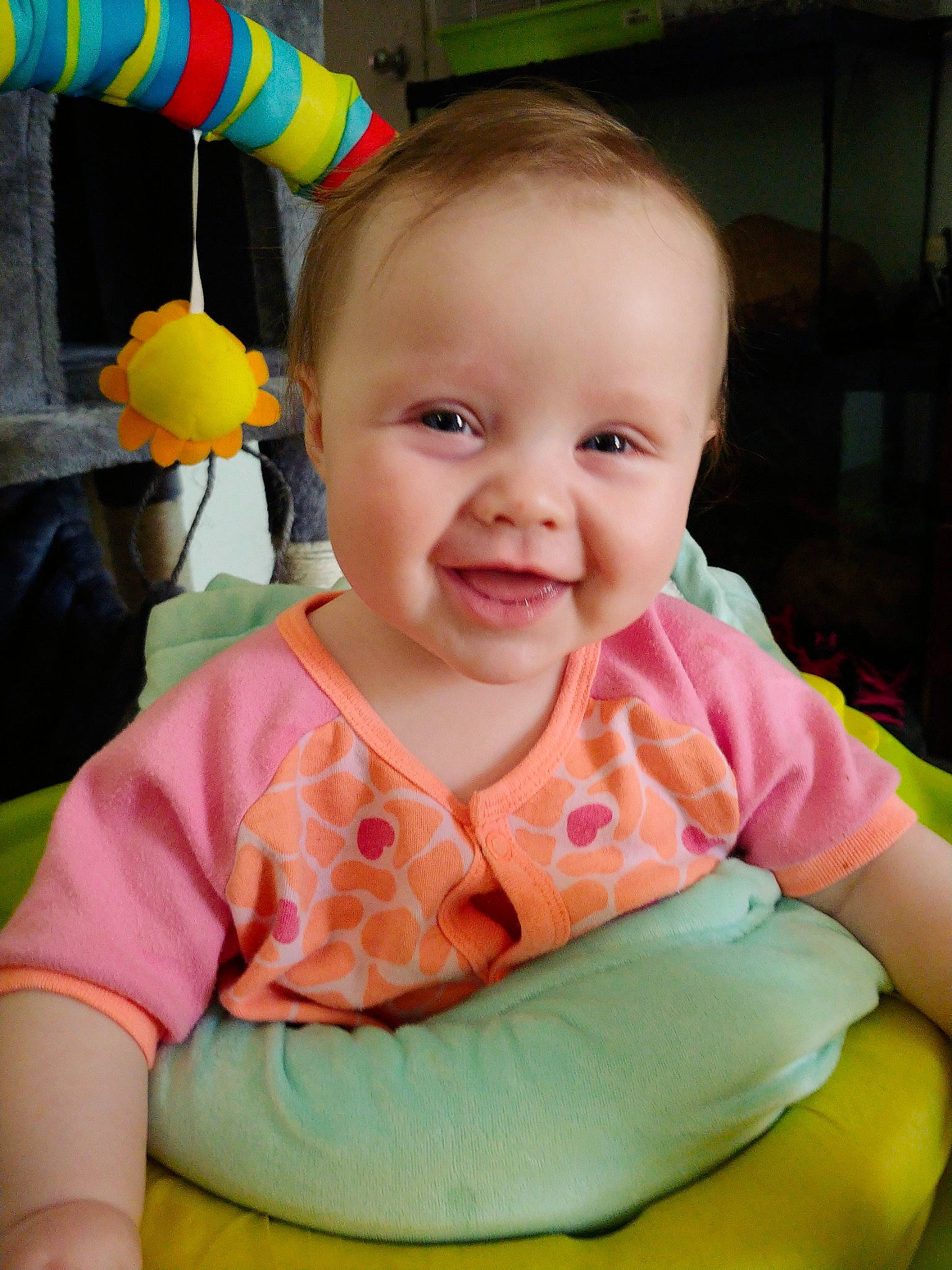 Charly a rejoint le concours — aidez-le/la à gagner de superbes lots ! baby, baby_playing_with_toys, baby_toddler_clothing, balloon, cheek, eye, face, fun, grass, happy, head, iris, joy, leisure, nose, orange, person, pink, skin, smile