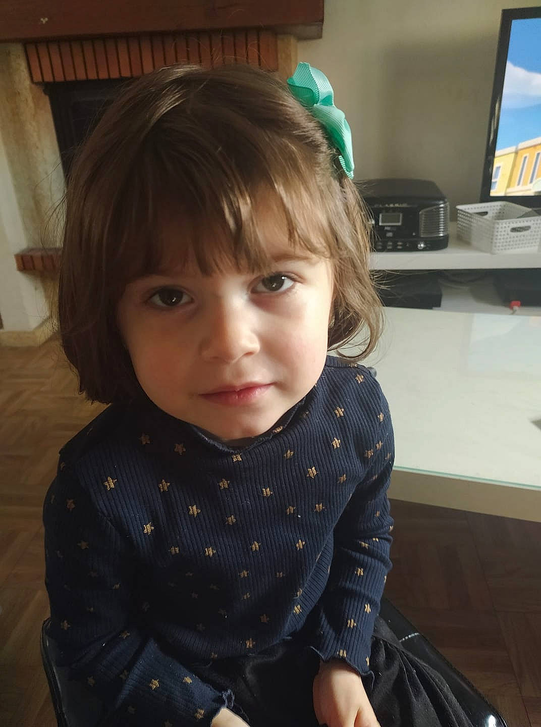 Anita a rejoint le concours — aidez-le/la à gagner de superbes lots ! baby_toddler_clothing, bangs, brown_hair, child, computer, computer_desk, computer_monitor, desktop_computer, display_device, eye, flat_panel_display, hairstyle, hime_cut, home_appliance, iris, nose, peripheral, person, sleeve, television